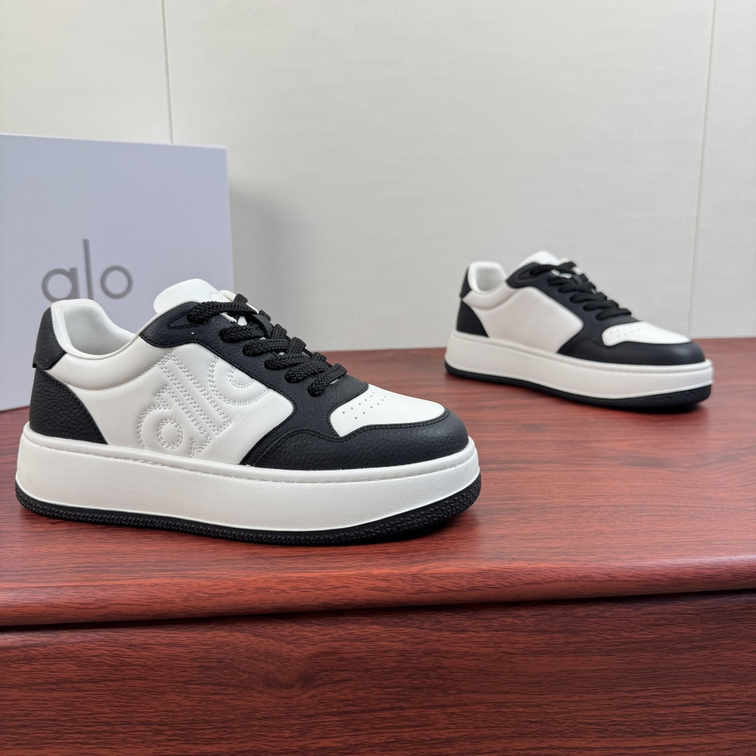 NO:885850,Batch the new men's sports shoes from the Alo Recovery Mode series!  A simple and modern street style look, creating a new era of casual experience. This thick-soled sneaker is made of vegan leather and features a large logo detail stitched on the side.  .Extra-thick and comfortable collar, bringing extraordinary comfort and ankle support. Seamless anti-slip lining, sock-like fit design, providing stable internal grip. Durable lightweight rubber thick sole, assisting balance and stability. Flexible inner insole  Assists balance and stability. High-rebound recovery foam insole supports pressure points on the feet, knees, hips, joints and back. Meets all-day recovery needs. Recommended for full comfort, multi-color options, thick soles, versatile, and complete package!  Size 39-40-41-42-43-44 Standard leather shoe size (38.45.46 can be customized and does not support returns) Item No. 0566-9 White and black, sneakers, socks19860909批 Alo Recovery Mode系列新款男士运动鞋 ！ 简洁现代的街头风格外观,打造新时代休闲体验.此款厚底运动鞋采用纯素皮革制成,侧面alo缝合大logo细节 .超厚舒适鞋领,带来卓尔不凡的舒适感与脚裸支撑力.无缝防滑内里,袜子般的贴合设计,提供稳定的内部抓附力量.耐用轻质橡胶厚底,助力平衡与稳定.柔韧内层鞋垫助力平衡与稳定.高回弹回复泡沫鞋垫,支撑足部,膝盖,臀部,关节及背部的压力点.满足全天恢复需求.舒适度满分精品推荐,多色可选,厚底增高百搭,配全套包装！ 尺码39-40-41-42-43-44 标准皮鞋码（38.45.46可定做不支持退换） 货号0566-9 白黑,,sneakers,socks,Men's shoes