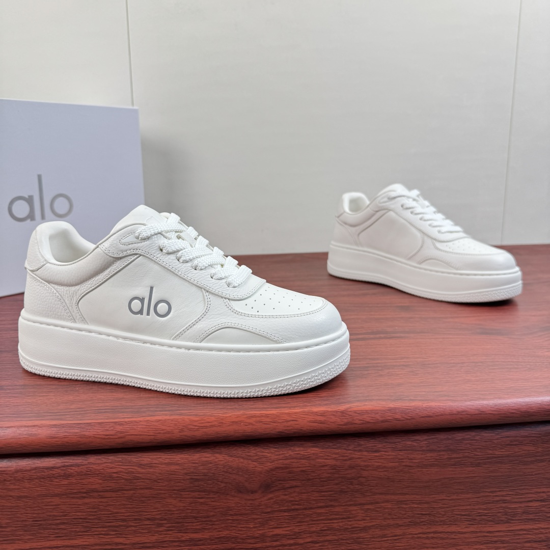 NO:885787,Batch the new men's sports shoes from the Alo Recovery Mode series!  A simple and modern street style look, creating a new era of casual experience. These thick-soled sneakers are made of vegan leather and have alo embossed logo details on the side.  .Extra-thick and comfortable collar, bringing extraordinary comfort and ankle support. Seamless anti-slip lining, sock-like fit design, providing stable internal grip. Durable lightweight rubber thick sole, assisting balance and stability. Flexible inner insole  Assists balance and stability. High-rebound recovery foam insole supports pressure points on the feet, knees, hips, joints and back. Meets all-day recovery needs. Recommended for full comfort, multi-color options, thick soles, versatile, and complete package!  Size 39-40-41-42-43-44 Standard leather shoe size (38.45.46 can be customized and does not support returns) Item No. A0685U White, sneakers, socks19860909批 Alo Recovery Mode系列新款男士运动鞋 ！ 简洁现代的街头风格外观,打造新时代休闲体验.此款厚底运动鞋采用纯素皮革制成,侧面alo压纹logo细节 .超厚舒适鞋领,带来卓尔不凡的舒适感与脚裸支撑力.无缝防滑内里,袜子般的贴合设计,提供稳定的内部抓附力量.耐用轻质橡胶厚底,助力平衡与稳定.柔韧内层鞋垫助力平衡与稳定.高回弹回复泡沫鞋垫,支撑足部,膝盖,臀部,关节及背部的压力点.满足全天恢复需求.舒适度满分精品推荐,多色可选,厚底增高百搭,配全套包装！ 尺码39-40-41-42-43-44 标准皮鞋码（38.45.46可定做不支持退换） 货号A0685U 白色,,sneakers,socks,Men's shoes
