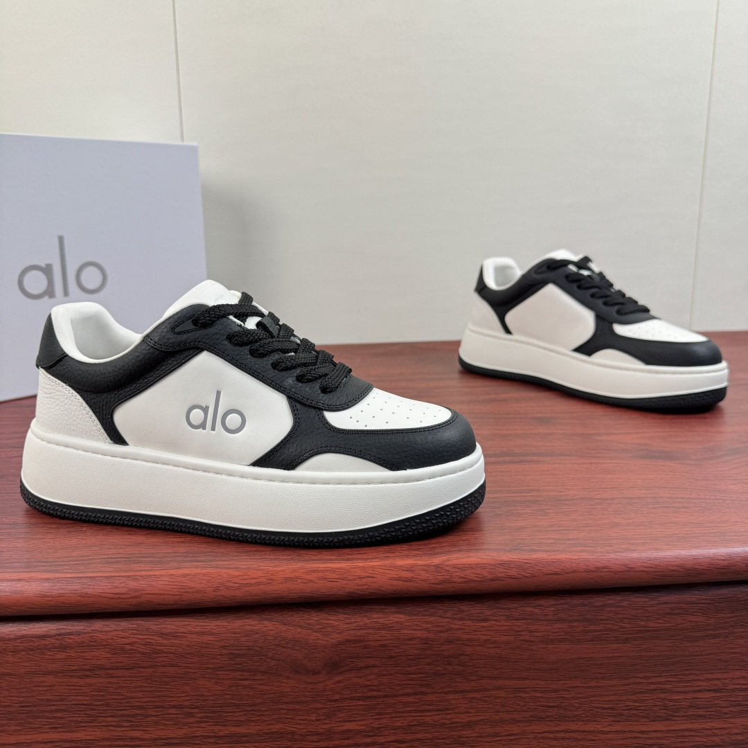 NO:885797,Batch the new men's sports shoes from the Alo Recovery Mode series!  A simple and modern street style look, creating a new era of casual experience. These thick-soled sneakers are made of vegan leather and have alo embossed logo details on the side.  .Extra-thick and comfortable collar, bringing extraordinary comfort and ankle support. Seamless anti-slip lining, sock-like fit design, providing stable internal grip. Durable lightweight rubber thick sole, assisting balance and stability. Flexible inner insole  Assists balance and stability. High-rebound recovery foam insole supports pressure points on the feet, knees, hips, joints and back. Meets all-day recovery needs. Recommended for full comfort, multi-color options, thick soles, versatile, and complete package!  Size 39-40-41-42-43-44 Standard leather shoe size (38.45.46 can be customized and does not support returns) Item number A0685U White and black, sneakers, socks19860909批 Alo Recovery Mode系列新款男士运动鞋 ！ 简洁现代的街头风格外观,打造新时代休闲体验.此款厚底运动鞋采用纯素皮革制成,侧面alo压纹logo细节 .超厚舒适鞋领,带来卓尔不凡的舒适感与脚裸支撑力.无缝防滑内里,袜子般的贴合设计,提供稳定的内部抓附力量.耐用轻质橡胶厚底,助力平衡与稳定.柔韧内层鞋垫助力平衡与稳定.高回弹回复泡沫鞋垫,支撑足部,膝盖,臀部,关节及背部的压力点.满足全天恢复需求.舒适度满分精品推荐,多色可选,厚底增高百搭,配全套包装！ 尺码39-40-41-42-43-44 标准皮鞋码（38.45.46可定做不支持退换） 货号A0685U 白黑,,sneakers,socks,Men's shoes