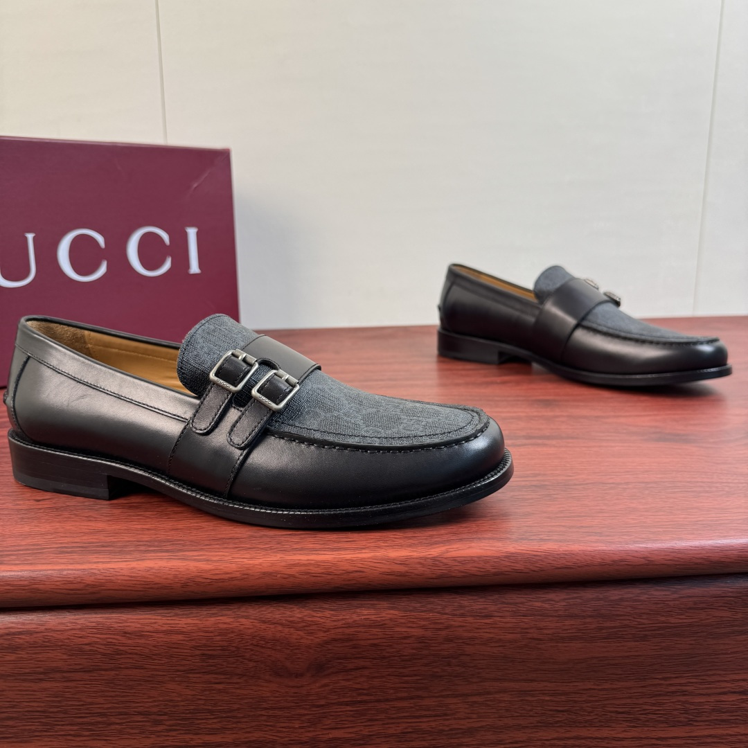 NO:886621,Batch Gucci/Gucci new men's leather loafers, high-definition and versatile formal leather shoes!  The shoe body is made of high-quality glossy leather/matte calfskin, spliced with GG silk satin of the same color, and reinterprets the classic Munch logo loafers with a new minimalist attitude. It is decorated with genuine leather buckles, which are opened and closed with double buckles. Exclusive silver-colored metal buckles, high-definition GUCCI letter badge logo, this book  Dyed calfskin lining, leather feet (high-definition letter logo embossed details), slip-on design for easy putting on and taking off, imported genuine leather outsole, rubber backing compound on the heel for shock absorption, comfortable and breathable for the upper foot, multiple colors available, simple and versatile style, highly recommended to buy, comes with a full set of packaging!  Size 39-40-41-42-43-44 (can be customized to 38.45) Item No. 406917 Black cow,,gucci,gucci,loafers,cowhide,Leather soles19860909批 Gucci/古驰 新款男士皮革乐福鞋 高定百搭正装皮鞋！ 甄选优质亮面皮革/哑光小牛皮皮革鞋身,拼接以同色系GG丝缎,以新极简态度焕新演绎经典孟克标识乐福鞋.真皮扣带装饰,分开以双扣带开合.专属锵色金属扣,高清GUCCI字母徽章标识,本染小牛皮内里,真皮垫脚（高清字母logo压纹细节）,一脚蹬设计穿脱简便,搭配进口真皮大底,后跟复合有橡胶底片减震,上脚舒适透气,多色可选,简约百搭款式,强烈推荐入手,配全套包装！ 尺码39-40-41-42-43-44（可定制38.45） 货号406917 黑牛,,gucci,gucci,loafers,cowhide,Leather soles,Men's shoes