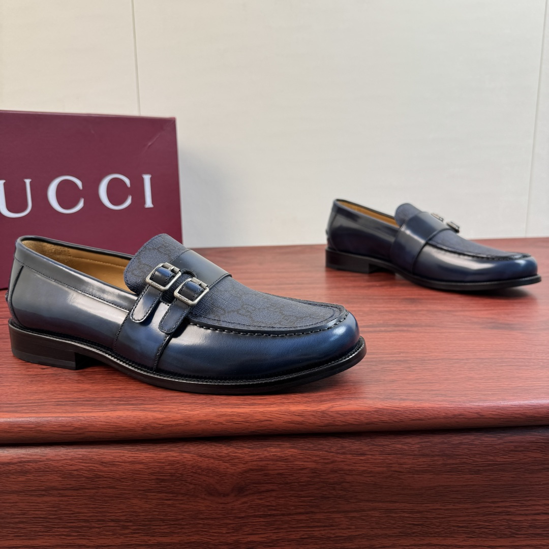 NO:886629,Batch Gucci/Gucci new men's leather loafers, high-definition and versatile formal leather shoes!  The shoe body is made of high-quality glossy leather/matte calfskin, spliced with GG silk satin of the same color, and reinterprets the classic Munch logo loafers with a new minimalist attitude. It is decorated with genuine leather buckles, which are opened and closed with double buckles. Exclusive silver-colored metal buckles, high-definition GUCCI letter badge logo, this book  Dyed calfskin lining, leather feet (high-definition letter logo embossed details), slip-on design for easy putting on and taking off, imported genuine leather outsole, rubber backing compound on the heel for shock absorption, comfortable and breathable for the upper foot, multiple colors available, simple and versatile style, highly recommended to buy, comes with a full set of packaging!  Size 39-40-41-42-43-44 (can be customized to 38.45) Item No. 406917 Blue,,gucci,gucci,loafers,cowhide,Leather soles19860909批 Gucci/古驰 新款男士皮革乐福鞋 高定百搭正装皮鞋！ 甄选优质亮面皮革/哑光小牛皮皮革鞋身,拼接以同色系GG丝缎,以新极简态度焕新演绎经典孟克标识乐福鞋.真皮扣带装饰,分开以双扣带开合.专属锵色金属扣,高清GUCCI字母徽章标识,本染小牛皮内里,真皮垫脚（高清字母logo压纹细节）,一脚蹬设计穿脱简便,搭配进口真皮大底,后跟复合有橡胶底片减震,上脚舒适透气,多色可选,简约百搭款式,强烈推荐入手,配全套包装！ 尺码39-40-41-42-43-44（可定制38.45） 货号406917 蓝色,,gucci,gucci,loafers,cowhide,Leather soles,Men's shoes