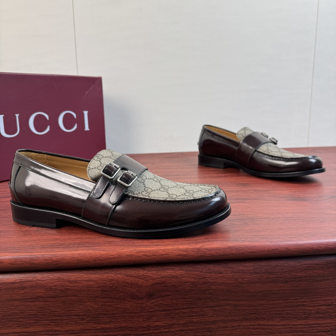 NO:886638,Batch Gucci/Gucci new men's leather loafers, high-definition and versatile formal leather shoes!  The shoe body is made of high-quality glossy leather/matte calfskin, spliced with GG silk satin of the same color, and reinterprets the classic Munch logo loafers with a new minimalist attitude. It is decorated with genuine leather buckles, which are opened and closed with double buckles. Exclusive silver-colored metal buckles, high-definition GUCCI letter badge logo, this book  Dyed calfskin lining, leather feet (high-definition letter logo embossed details), slip-on design for easy putting on and taking off, imported genuine leather outsole, rubber backing compound on the heel for shock absorption, comfortable and breathable for the upper foot, multiple colors available, simple and versatile style, highly recommended to buy, comes with a full set of packaging!  Size 39-40-41-42-43-44 (can be customized to 38.45) Item No. 406917 Burgundy,,gucci,gucci,loafers,cowhide,Leather soles19860909批 Gucci/古驰 新款男士皮革乐福鞋 高定百搭正装皮鞋！ 甄选优质亮面皮革/哑光小牛皮皮革鞋身,拼接以同色系GG丝缎,以新极简态度焕新演绎经典孟克标识乐福鞋.真皮扣带装饰,分开以双扣带开合.专属锵色金属扣,高清GUCCI字母徽章标识,本染小牛皮内里,真皮垫脚（高清字母logo压纹细节）,一脚蹬设计穿脱简便,搭配进口真皮大底,后跟复合有橡胶底片减震,上脚舒适透气,多色可选,简约百搭款式,强烈推荐入手,配全套包装！ 尺码39-40-41-42-43-44（可定制38.45） 货号406917 酒红,,gucci,gucci,loafers,cowhide,Leather soles,Men's shoes