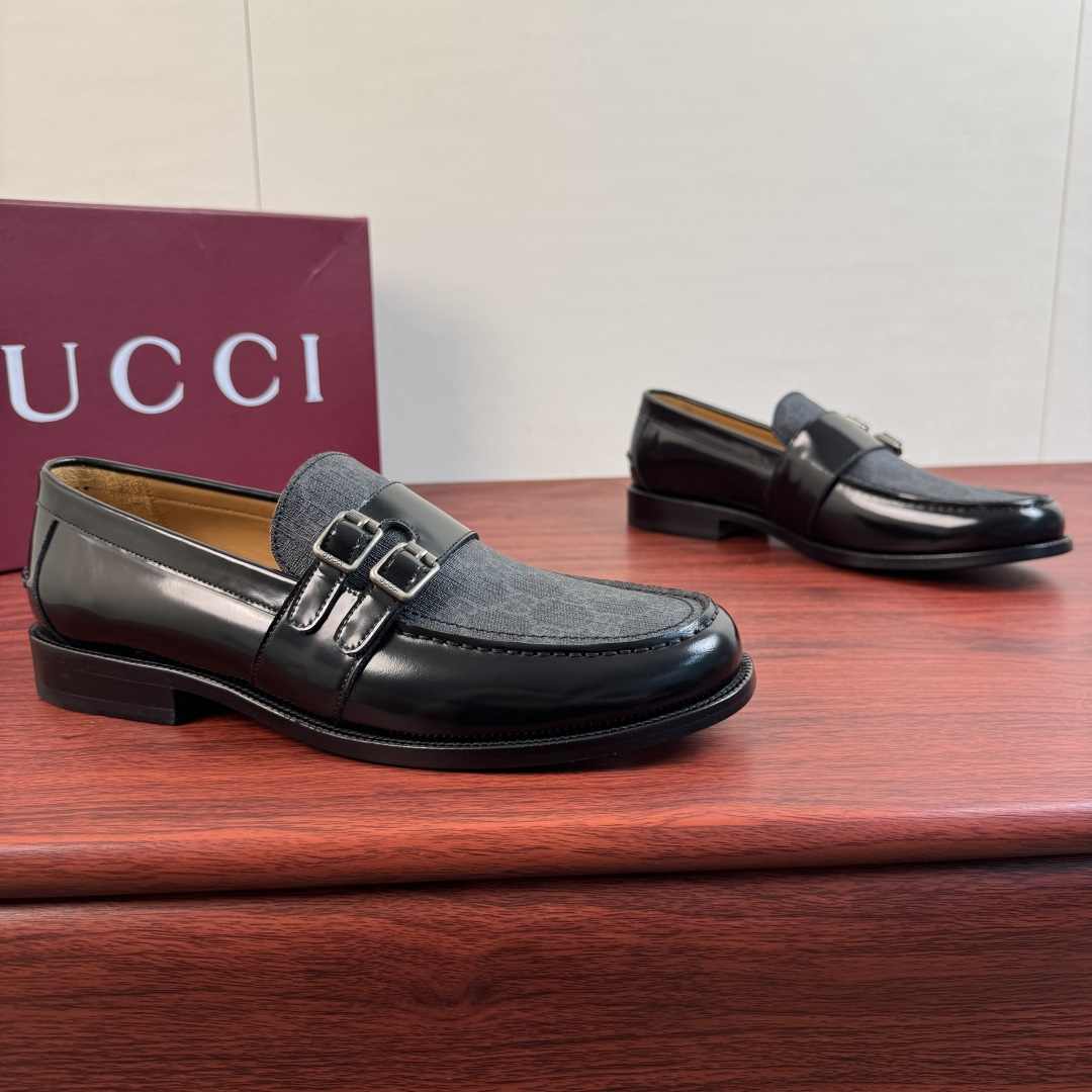 NO:886647,Batch Gucci/Gucci new men's leather loafers, high-definition and versatile formal leather shoes!  The shoe body is made of high-quality glossy leather/matte calfskin, spliced with GG silk satin of the same color, and reinterprets the classic Munch logo loafers with a new minimalist attitude. It is decorated with genuine leather buckles, which are opened and closed with double buckles. Exclusive silver-colored metal buckles, high-definition GUCCI letter badge logo, this book  Dyed calfskin lining, leather feet (high-definition letter logo embossed details), slip-on design for easy putting on and taking off, imported genuine leather outsole, rubber backing compound on the heel for shock absorption, comfortable and breathable for the upper foot, multiple colors available, simple and versatile style, highly recommended to buy, comes with a full set of packaging!  Size 39-40-41-42-43-44 (can be customized to 38.45) Item No. 406917 Black,,gucci,gucci,loafers,cowhide,Leather soles19860909批 Gucci/古驰 新款男士皮革乐福鞋 高定百搭正装皮鞋！ 甄选优质亮面皮革/哑光小牛皮皮革鞋身,拼接以同色系GG丝缎,以新极简态度焕新演绎经典孟克标识乐福鞋.真皮扣带装饰,分开以双扣带开合.专属锵色金属扣,高清GUCCI字母徽章标识,本染小牛皮内里,真皮垫脚（高清字母logo压纹细节）,一脚蹬设计穿脱简便,搭配进口真皮大底,后跟复合有橡胶底片减震,上脚舒适透气,多色可选,简约百搭款式,强烈推荐入手,配全套包装！ 尺码39-40-41-42-43-44（可定制38.45） 货号406917 黑色,,gucci,gucci,loafers,cowhide,Leather soles,Men's shoes