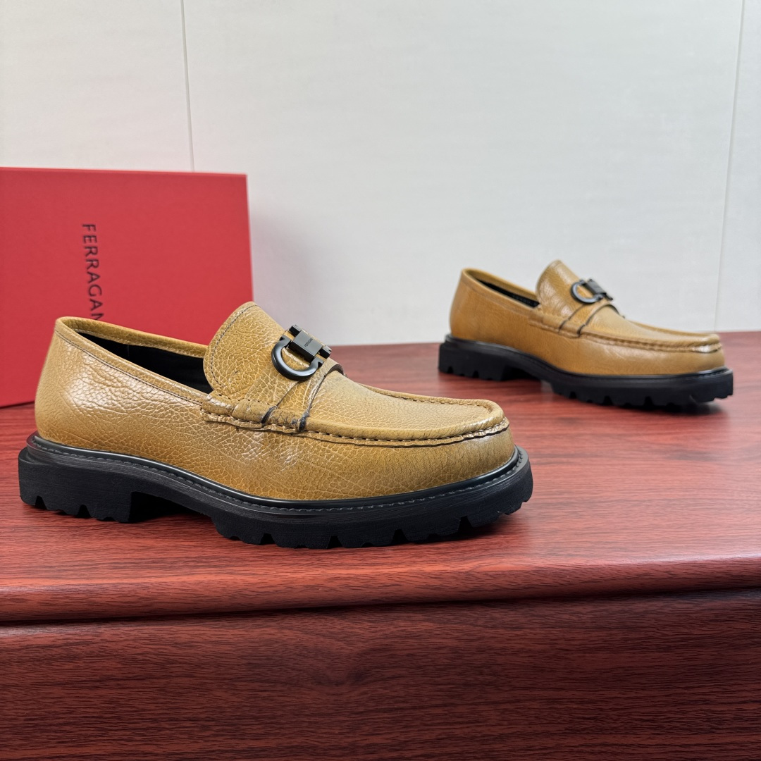 NO:954786,【FERRAGAMO】Thick-soled loafers with Ferragamo Gancini buckles!  The top quality original goods produced in Guan Guan. The leather version is full of pressure. It supports comparison and instantly kills all market currencies. Look at the details!  !  This low-top casual shoe is made of high-quality solid-color cracked leather, decorated with leather inlays of the same color, and paired with classic Gancini metal buckles. It is inspired by the platform shoe style of the 1990s, with hemming stitching technology and thick mark stitching that is full of western style. It shows masculine charm!  Equipped with a lightweight rubber sole, decorated with knurled edges and customized grooves. Full calfskin lining, leather material details, excellent texture, lightweight and breathable, simple and versatile, original box packaging Size 39-40-41-42-43-44 Leather shoe size (can be customized 38.45) Item No. 35360-5 Brown,,ferragamo,ferragamo,loafers,cowhide19860909【FERRAGAMO】菲拉格慕 Gancini扣饰厚底乐福鞋！ 莞产顶级原单猛货 皮料版型满满压迫感,支持对比 秒杀一切市场通货看细节！！ 这款低帮休闲鞋甄选优质纯色裂纹皮皮革制成,饰有同色系皮革嵌饰 搭配以经典Gancini金属扣饰.其灵感源自九十年代松糕鞋风格,折边缝合工艺,粗马克缝线西部风格十足.尽显男性魅力！配以轻盈橡胶鞋底,其上饰有滚花边缘和定制沟纹.全小牛皮内里,皮料材质看细节,质感极好,轻质透气,简约百搭,原盒包装 尺码39-40-41-42-43-44皮鞋尺码（可定制38.45） 货号35360-5 棕色,,ferragamo,ferragamo,loafers,cowhide,Men's shoes