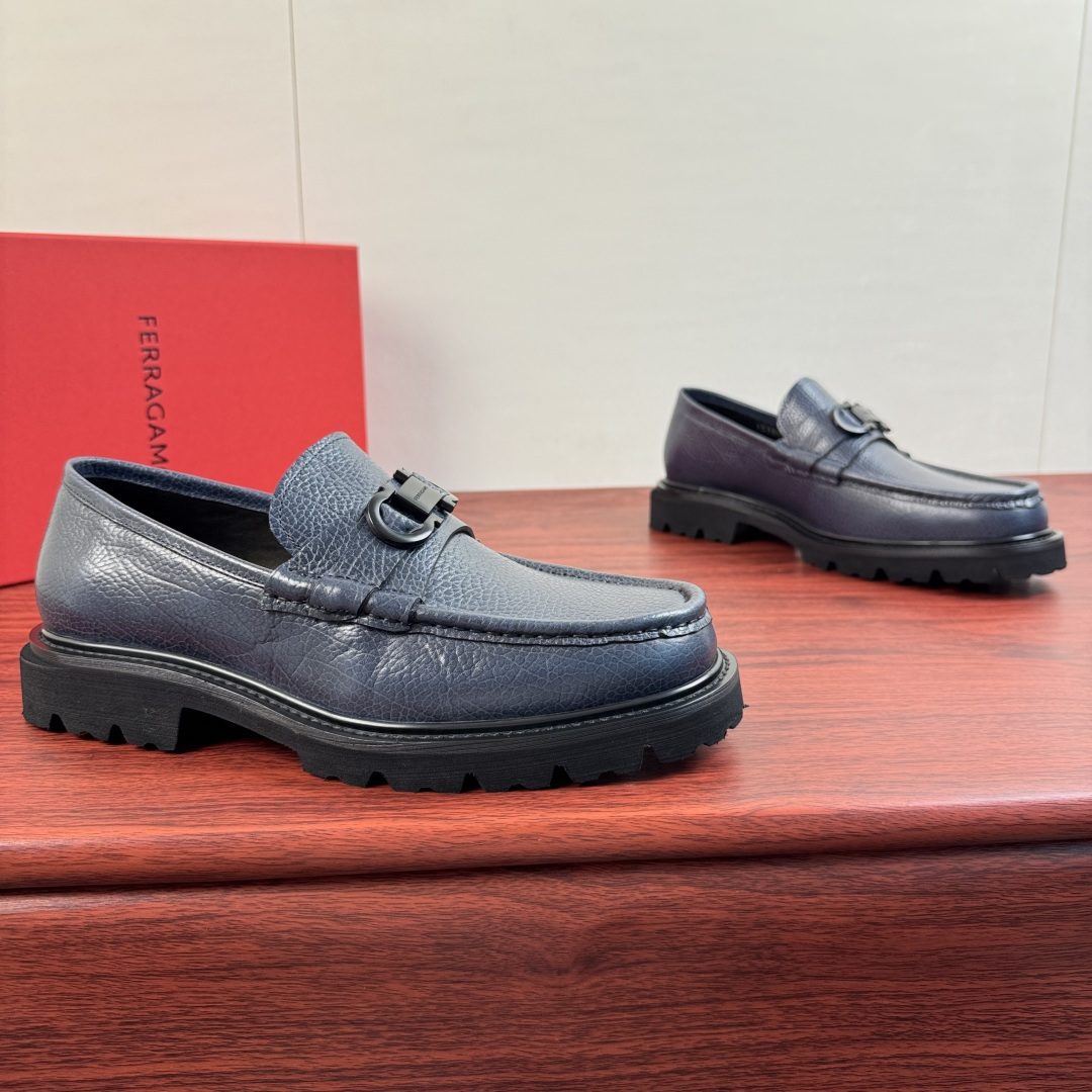 NO:954792,【FERRAGAMO】Thick-soled loafers with Ferragamo Gancini buckles!  Top-quality original products produced in Guangzhou. The leather version is full of pressure. It supports comparison and instantly kills all market currencies. Look at the details!  !  This low-top casual shoe is made of high-quality solid-color cracked leather, decorated with leather inlays of the same color, and paired with classic Gancini metal buckles. It is inspired by the platform shoe style of the 1990s, with hemming stitching technology and thick mark stitching that is full of western style. It shows masculine charm!  Equipped with a lightweight rubber sole, decorated with knurled edges and customized grooves. Full calfskin lining, leather material details, excellent texture, lightweight and breathable, simple and versatile, original box packaging Size 39-40-41-42-43-44 Leather shoe size (can be customized 38.45) Item No. 35360-5 blue,,ferragamo,ferragamo,loafers,cowhide19860909【FERRAGAMO】菲拉格慕 Gancini扣饰厚底乐福鞋！ 莞产顶级原单猛货 皮料版型满满压迫感,支持对比 秒杀一切市场通货看细节！！ 这款低帮休闲鞋甄选优质纯色裂纹皮皮革制成,饰有同色系皮革嵌饰 搭配以经典Gancini金属扣饰.其灵感源自九十年代松糕鞋风格,折边缝合工艺,粗马克缝线西部风格十足.尽显男性魅力！配以轻盈橡胶鞋底,其上饰有滚花边缘和定制沟纹.全小牛皮内里,皮料材质看细节,质感极好,轻质透气,简约百搭,原盒包装 尺码39-40-41-42-43-44皮鞋尺码（可定制38.45） 货号35360-5 蓝色,,ferragamo,ferragamo,loafers,cowhide,Men's shoes