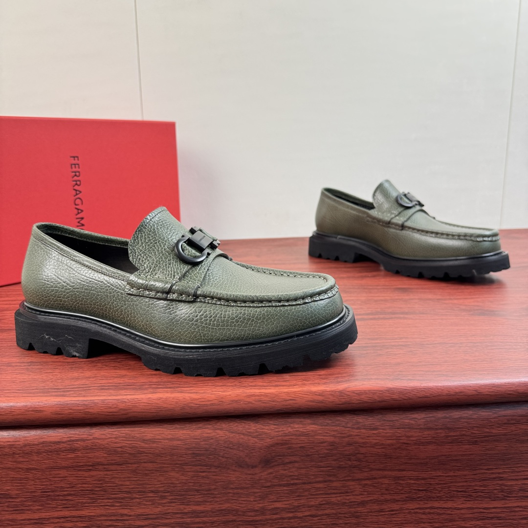 NO:954800,【FERRAGAMO】Thick-soled loafers with Ferragamo Gancini buckles!  Top-quality original products produced in Guangzhou. The leather version is full of pressure. It supports comparison and instantly kills all market currencies. Look at the details!  !  This low-top casual shoe is made of high-quality solid-color cracked leather, decorated with leather inlays of the same color, and paired with classic Gancini metal buckles. It is inspired by the platform shoe style of the 1990s, with hemming stitching technology and thick mark stitching that is full of western style. It shows masculine charm!  Equipped with a lightweight rubber sole, decorated with knurled edges and customized grooves. Full calfskin lining, leather material details, excellent texture, lightweight and breathable, simple and versatile, original box packaging Size 39-40-41-42-43-44 Leather shoe size (can be customized 38.45) Item No. 35360-5 Green,,ferragamo,ferragamo,loafers,cowhide19860909【FERRAGAMO】菲拉格慕 Gancini扣饰厚底乐福鞋！ 莞产顶级原单猛货 皮料版型满满压迫感,支持对比 秒杀一切市场通货看细节！！ 这款低帮休闲鞋甄选优质纯色裂纹皮皮革制成,饰有同色系皮革嵌饰 搭配以经典Gancini金属扣饰.其灵感源自九十年代松糕鞋风格,折边缝合工艺,粗马克缝线西部风格十足.尽显男性魅力！配以轻盈橡胶鞋底,其上饰有滚花边缘和定制沟纹.全小牛皮内里,皮料材质看细节,质感极好,轻质透气,简约百搭,原盒包装 尺码39-40-41-42-43-44皮鞋尺码（可定制38.45） 货号35360-5 绿色,,ferragamo,ferragamo,loafers,cowhide,Men's shoes