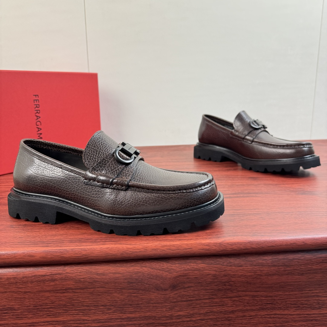 NO:954805,【FERRAGAMO】Thick-soled loafers with Ferragamo Gancini buckles!  The top quality original goods produced in Guan Guan. The leather version is full of pressure. It supports comparison and instantly kills all market currencies. Look at the details!  !  This low-top casual shoe is made of high-quality solid-color cracked leather, decorated with leather inlays of the same color, and paired with classic Gancini metal buckles. It is inspired by the platform shoe style of the 1990s, with hemming stitching technology and thick mark stitching that is full of western style. It shows masculine charm!  Equipped with a lightweight rubber sole, decorated with knurled edges and customized grooves. Full calfskin lining, leather material details, excellent texture, lightweight and breathable, simple and versatile, original box packaging Size 39-40-41-42-43-44 Leather shoe size (can be customized 38.45) Item No. 35360-5 Coffee color, ferragamo, ferragamo, loafers, cowhide19860909【FERRAGAMO】菲拉格慕 Gancini扣饰厚底乐福鞋！ 莞产顶级原单猛货 皮料版型满满压迫感,支持对比 秒杀一切市场通货看细节！！ 这款低帮休闲鞋甄选优质纯色裂纹皮皮革制成,饰有同色系皮革嵌饰 搭配以经典Gancini金属扣饰.其灵感源自九十年代松糕鞋风格,折边缝合工艺,粗马克缝线西部风格十足.尽显男性魅力！配以轻盈橡胶鞋底,其上饰有滚花边缘和定制沟纹.全小牛皮内里,皮料材质看细节,质感极好,轻质透气,简约百搭,原盒包装 尺码39-40-41-42-43-44皮鞋尺码（可定制38.45） 货号35360-5 咖色,,ferragamo,ferragamo,loafers,cowhide,Men's shoes