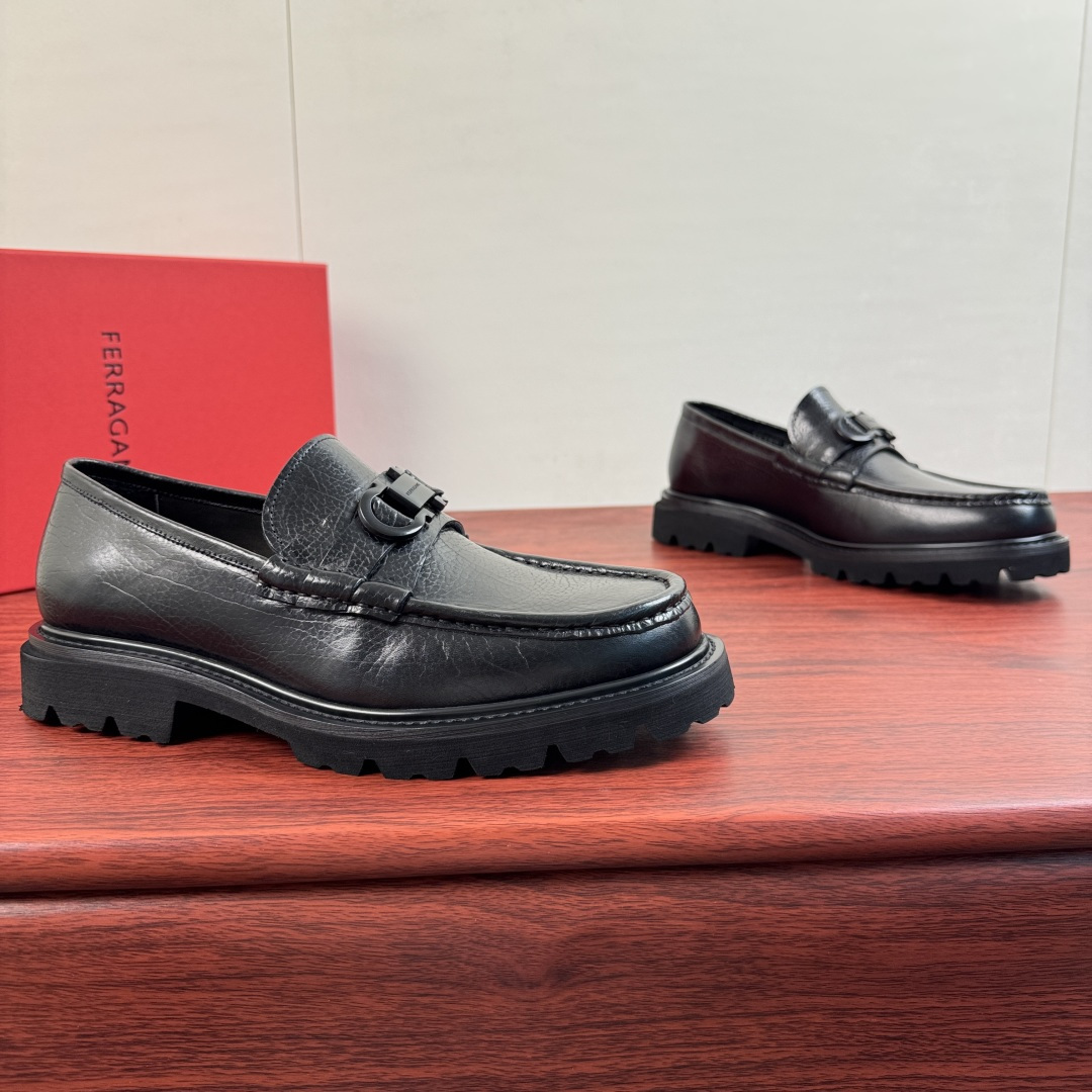 NO:954811,【FERRAGAMO】Thick-soled loafers with Ferragamo Gancini buckles!  Top-quality original products produced in Guangzhou. The leather version is full of pressure. It supports comparison and instantly kills all market currencies. Look at the details!  !  This low-top casual shoe is made of high-quality solid-color cracked leather, decorated with leather inlays of the same color, and paired with classic Gancini metal buckles. It is inspired by the platform shoe style of the 1990s, with hemming stitching technology and thick mark stitching that is full of western style. It shows masculine charm!  Equipped with a lightweight rubber sole, decorated with knurled edges and customized grooves. Full calfskin lining, leather material details, excellent texture, lightweight and breathable, simple and versatile, original box packaging Size 39-40-41-42-43-44 Leather shoe size (can be customized 38.45) Item No. 35360-5 Black,,ferragamo,ferragamo,loafers,cowhide19860909【FERRAGAMO】菲拉格慕 Gancini扣饰厚底乐福鞋！ 莞产顶级原单猛货 皮料版型满满压迫感,支持对比 秒杀一切市场通货看细节！！ 这款低帮休闲鞋甄选优质纯色裂纹皮皮革制成,饰有同色系皮革嵌饰 搭配以经典Gancini金属扣饰.其灵感源自九十年代松糕鞋风格,折边缝合工艺,粗马克缝线西部风格十足.尽显男性魅力！配以轻盈橡胶鞋底,其上饰有滚花边缘和定制沟纹.全小牛皮内里,皮料材质看细节,质感极好,轻质透气,简约百搭,原盒包装 尺码39-40-41-42-43-44皮鞋尺码（可定制38.45） 货号35360-5 黑色,,ferragamo,ferragamo,loafers,cowhide,Men's shoes