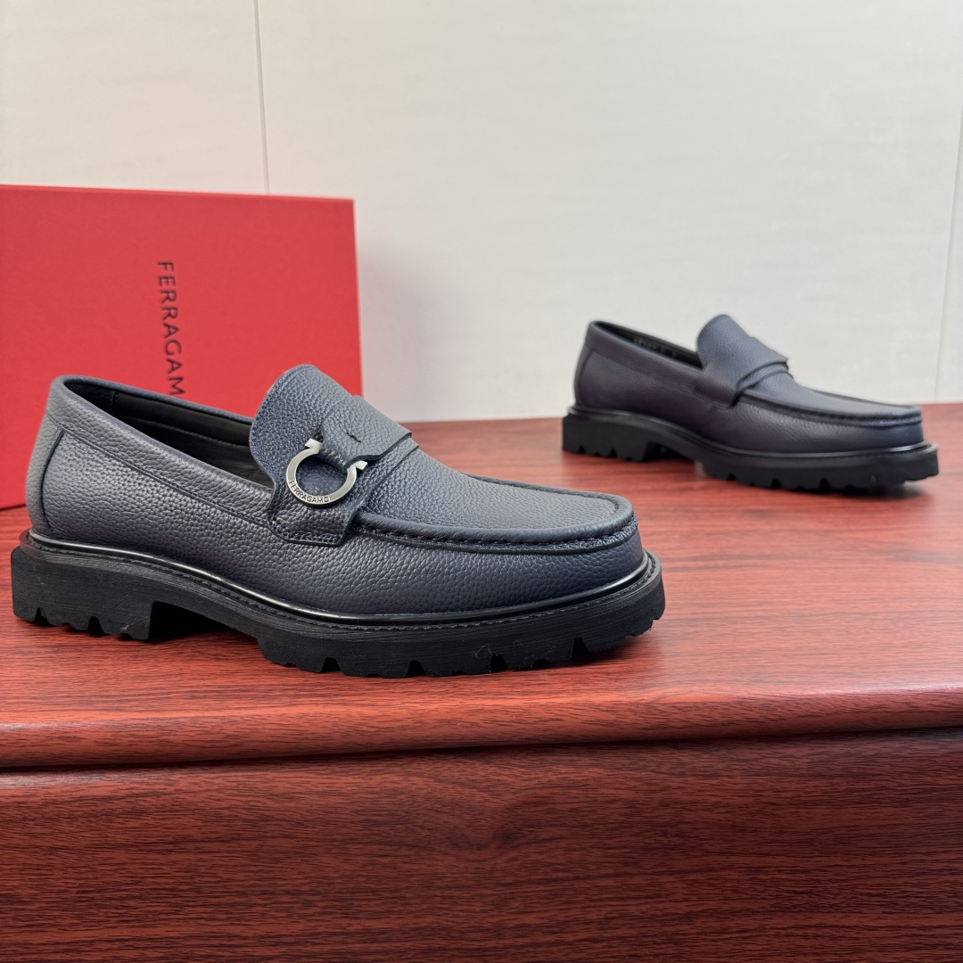 NO:954773,【FERRAGAMO】Thick-soled loafers with Ferragamo Gancini buckles!  Top-quality original products produced in Guangzhou. The leather version is full of pressure. It supports comparison and instantly kills all market currencies. Look at the details!  !  This low-top casual shoe is made of high-quality pebbled leather, decorated with leather inlays of the same color, and matched with classic clang-colored metal buckles. It is inspired by the retro loafer style of the 1990s, with hemming stitching technology and thick mark stitching that is full of western style. It shows masculine charm!  Equipped with a lightweight rubber sole, decorated with knurled edges and customized grooves. Full calfskin lining, leather material details, excellent texture, lightweight and breathable, simple and versatile, original box packaging Size 39-40-41-42-43-44 leather shoe size (can be customized 38.45) Item No. 35360-8 Blue,,ferragamo,ferragamo,loafers,cowhide19860909【FERRAGAMO】菲拉格慕 Gancini扣饰厚底乐福鞋！ 莞产顶级原单猛货 皮料版型满满压迫感,支持对比 秒杀一切市场通货看细节！！ 这款低帮休闲鞋甄选优质荔枝纹皮皮革制成,饰有同色系皮革嵌饰 搭配以经典锵色金属扣饰.其灵感源自九十年代复古乐福鞋风格,折边缝合工艺,粗马克缝线西部风格十足.尽显男性魅力！配以轻盈橡胶鞋底,其上饰有滚花边缘和定制沟纹.全小牛皮内里,皮料材质看细节,质感极好,轻质透气,简约百搭,原盒包装 尺码39-40-41-42-43-44皮鞋尺码（可定制38.45） 货号35360-8 蓝色,,ferragamo,ferragamo,loafers,cowhide,Men's shoes
