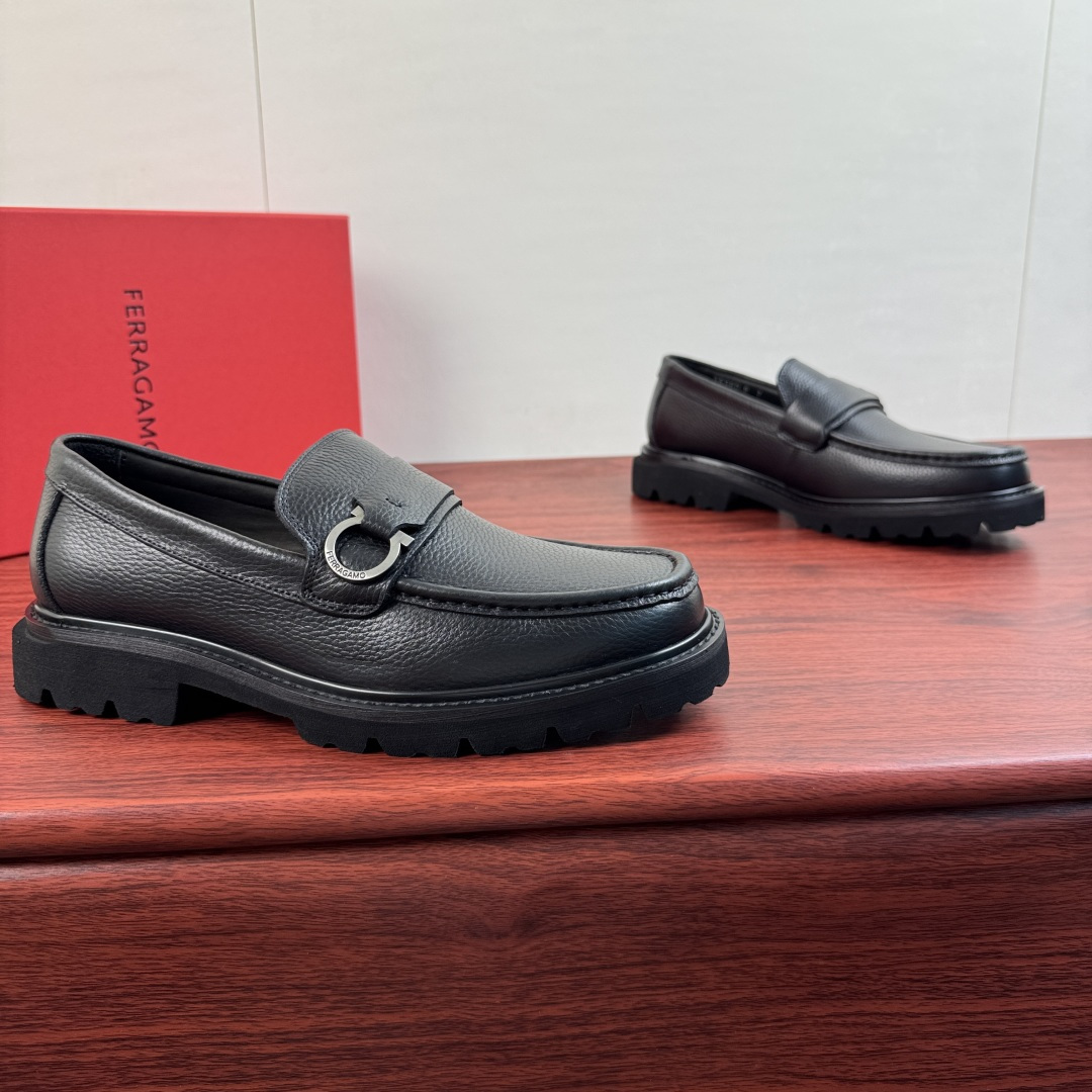 NO:954779,【FERRAGAMO】Thick-soled loafers with Ferragamo Gancini buckles!  Top-quality original products produced in Guangzhou. The leather version is full of pressure. It supports comparison and instantly kills all market currencies. Look at the details!  !  This low-top casual shoe is made of high-quality pebbled leather, decorated with leather inlays of the same color, and matched with classic clang-colored metal buckles. It is inspired by the retro loafer style of the 1990s, with hemming stitching technology and thick mark stitching that is full of western style. It shows masculine charm!  Equipped with a lightweight rubber sole, decorated with knurled edges and customized grooves. Full calfskin lining, leather material details, excellent texture, lightweight and breathable, simple and versatile, original box packaging Size 39-40-41-42-43-44 Leather shoe size (can be customized 38.45) Item No. 35360-8 Black,,ferragamo,ferragamo,loafers,cowhide19860909【FERRAGAMO】菲拉格慕 Gancini扣饰厚底乐福鞋！ 莞产顶级原单猛货 皮料版型满满压迫感,支持对比 秒杀一切市场通货看细节！！ 这款低帮休闲鞋甄选优质荔枝纹皮皮革制成,饰有同色系皮革嵌饰 搭配以经典锵色金属扣饰.其灵感源自九十年代复古乐福鞋风格,折边缝合工艺,粗马克缝线西部风格十足.尽显男性魅力！配以轻盈橡胶鞋底,其上饰有滚花边缘和定制沟纹.全小牛皮内里,皮料材质看细节,质感极好,轻质透气,简约百搭,原盒包装 尺码39-40-41-42-43-44皮鞋尺码（可定制38.45） 货号35360-8 黑色,,ferragamo,ferragamo,loafers,cowhide,Men's shoes