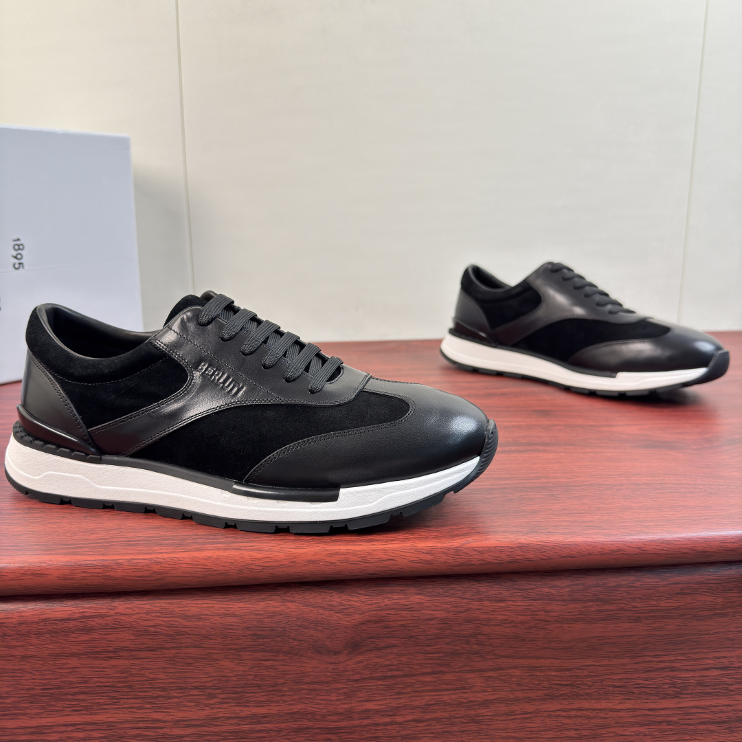 NO:931330,Batch of Berluti/Bruti Fast Track leather sneakers shipped!  Classic derby sneaker style Venezia made of solid color gradient leather and solid color suede leather composite splicing  The leather texture is excellent (see the detailed picture). The suede leather is mixed to improve the overall toughness and bending resistance of the shoe. It has high-definition embossed Berluti letter logo details on the side, dyed calfskin lining, removable leather latex cushion, embossed logo details, lightweight rubber sole, geometric pattern non-slip field details, excellent on-foot comfort and stability. Multiple colors are available to meet different matching needs. Comes with a full set of packaging!  Size 39-40-41-42-43-44 Leather shoe size (can be customized to 38.45.46) Item No. E0187 Black,,sneakers,cowhide19860909批 Berluti/布鲁提 Fast Track皮革运动鞋出货 ！ 经典德比运动鞋型 Venezia 纯色渐变皮革搭配纯色反绒皮皮革复合拼接而成 皮料质感极好（看细节图）混搭反绒皮革提升鞋子整体韧性与耐弯折性,侧面高清压纹Berluti字母logo标识细节,本染小牛皮内里,搭配可拆卸皮革乳胶软垫,压纹logo标识细节,轻质橡胶鞋底,几何图案防滑外地细节,上脚舒适度,稳定性能都是极好,多款颜色可选,可满足不同搭配需求 ,配全套包装！ 尺码39-40-41-42-43-44皮鞋尺码（可定制38.45.46） 货号E0187 黑色,,sneakers,cowhide,Men's shoes