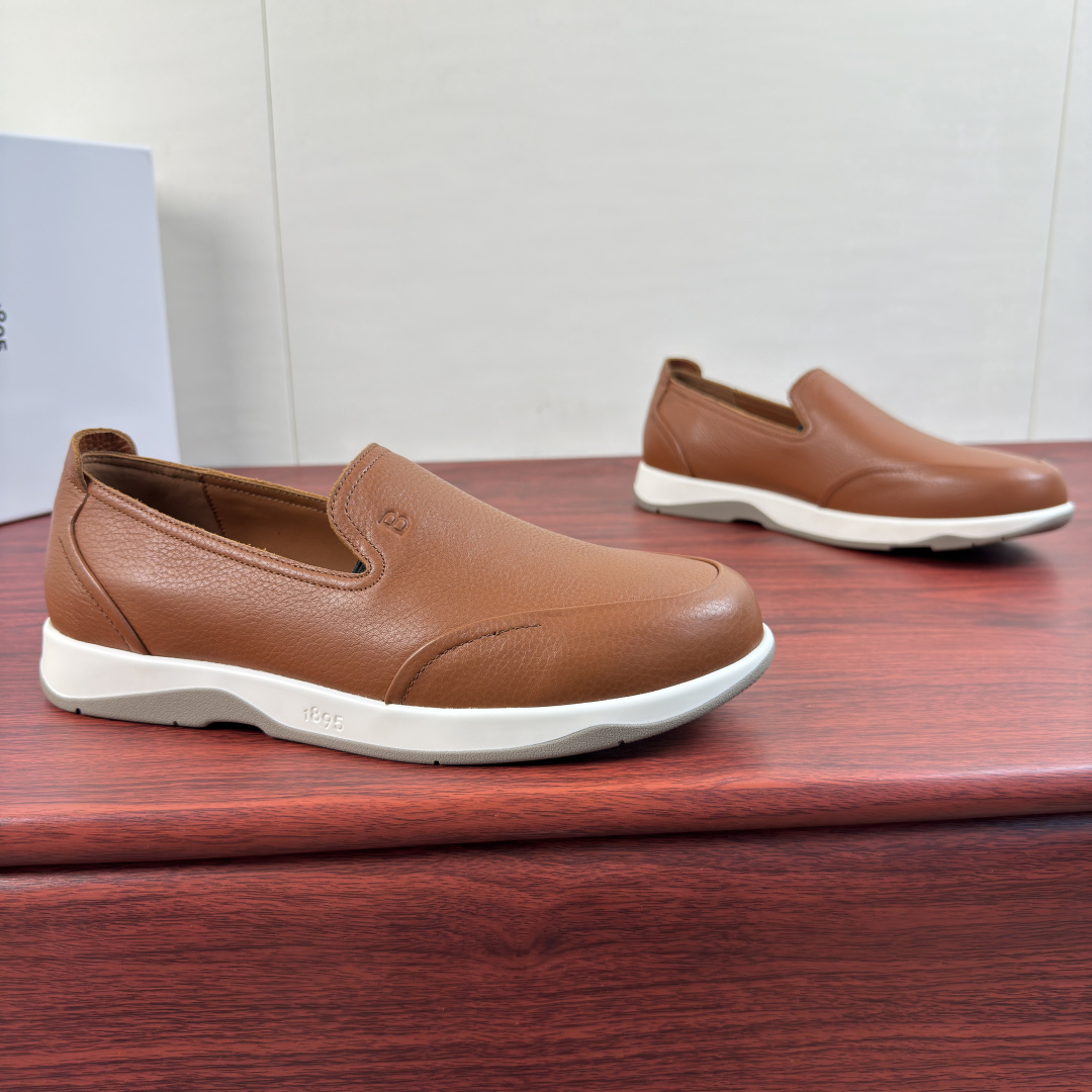 NO:931342,Batch Berluti/Bruti men's new pebbled leather loafers!  Leather casual shoes  The upper is made of soft pebbled cowhide, with a delicate and soft leather texture. The natural leather has its own warm luster, which is soft and not stiff to the touch. It is not easy to break and become stuffy after being worn for a long time. Simple solid color splicing style design, flip stitching structure and wrapped leather, embellished with B letter brand details, classic round toe  Design, easy to put on and take off with one foot, lining with high-definition calfskin dyed, the leather texture is detailed, the leather holes are even and fine, soft to the touch, with logo details on the leather insole, the raised leather decoration on the heel is eye-catching, and comes standard with lightweight rubber soles. Comes with a full set of packaging!  Size 39-40-41-42-43-44 Leather shoe size (can be customized 38.45.46) Item number E108Z set of feet brown, loafers, cowhide19860909批 Berluti/布鲁提 男士新款荔纹皮革乐福鞋！ 此款皮革休闲鞋 鞋面甄选柔软荔枝纹牛皮,皮料肌理细腻柔和,天然皮革自带温润光泽,触感柔韧不生硬,久穿不易折裂闷脚.简约纯色拼接风格设计,翻转缝制构造与包边皮革,点缀以B字母品牌细节,经典圆头设计,一脚蹬便捷穿脱方式,内里本染高定小牛皮,皮料质感看细节,皮孔均匀细腻,触感柔和,搭配真皮鞋垫logo徽标细节,后跟处有增高皮层装饰引人瞩目,标配轻盈橡胶鞋底.配全套包装！ 尺码39-40-41-42-43-44皮鞋尺码（可定制 38.45.46） 货号E108Z套脚 棕色,,loafers,cowhide,Men's shoes