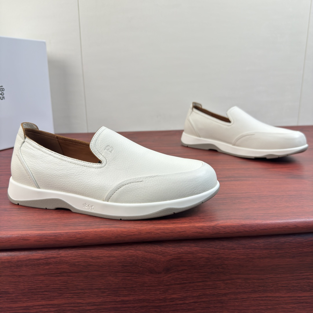 NO:931354,Batch Berluti/Bruti men's new pebbled leather loafers!  Leather casual shoes  The upper is made of soft pebbled cowhide, with a delicate and soft leather texture. The natural leather has its own warm luster, which is soft and not stiff to the touch. It is not easy to break and become stuffy after being worn for a long time. Simple solid color splicing style design, flip stitching structure and wrapped leather, embellished with B letter brand details, classic round toe  Design, easy to put on and take off with one foot, lining with high-definition calfskin dyed, the leather texture is detailed, the leather holes are even and fine, soft to the touch, with logo details on the leather insole, the raised leather decoration on the heel is eye-catching, and comes standard with lightweight rubber soles. Comes with a full set of packaging!  Size 39-40-41-42-43-44 Leather shoe size (can be customized 38.45.46) Item number E108Z set of feet white, loafers, cowhide19860909批 Berluti/布鲁提 男士新款荔纹皮革乐福鞋！ 此款皮革休闲鞋 鞋面甄选柔软荔枝纹牛皮,皮料肌理细腻柔和,天然皮革自带温润光泽,触感柔韧不生硬,久穿不易折裂闷脚.简约纯色拼接风格设计,翻转缝制构造与包边皮革,点缀以B字母品牌细节,经典圆头设计,一脚蹬便捷穿脱方式,内里本染高定小牛皮,皮料质感看细节,皮孔均匀细腻,触感柔和,搭配真皮鞋垫logo徽标细节,后跟处有增高皮层装饰引人瞩目,标配轻盈橡胶鞋底.配全套包装！ 尺码39-40-41-42-43-44皮鞋尺码（可定制 38.45.46） 货号E108Z套脚 白色,,loafers,cowhide,Men's shoes