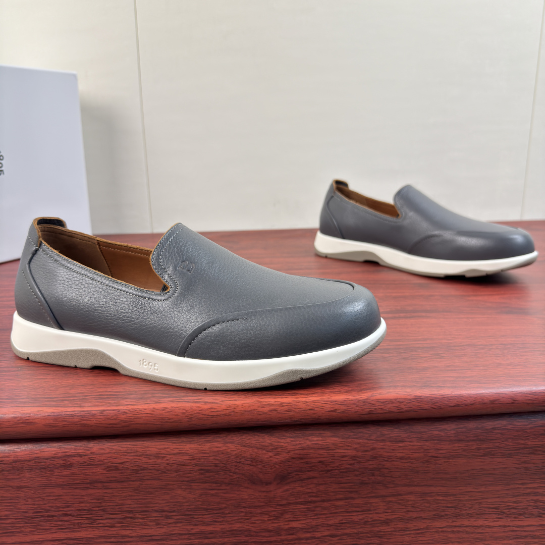 NO:931365,Batch Berluti/Bruti men's new pebbled leather loafers!  Leather casual shoes  The upper is made of soft pebbled cowhide, with a delicate and soft leather texture. The natural leather has its own warm luster, which is soft and not stiff to the touch. It is not easy to break and become stuffy after being worn for a long time. Simple solid color splicing style design, flip stitching structure and wrapped leather, embellished with B letter brand details, classic round toe  Design, easy to put on and take off with one foot, lining with high-definition calfskin dyed, the leather texture is detailed, the leather holes are even and fine, soft to the touch, with logo details on the leather insole, the raised leather decoration on the heel is eye-catching, and comes standard with lightweight rubber soles. Comes with a full set of packaging!  Size 39-40-41-42-43-44 Leather shoe size (can be customized 38.45.46) Item number E108Z set of feet gray, loafers, cowhide19860909批 Berluti/布鲁提 男士新款荔纹皮革乐福鞋！ 此款皮革休闲鞋 鞋面甄选柔软荔枝纹牛皮,皮料肌理细腻柔和,天然皮革自带温润光泽,触感柔韧不生硬,久穿不易折裂闷脚.简约纯色拼接风格设计,翻转缝制构造与包边皮革,点缀以B字母品牌细节,经典圆头设计,一脚蹬便捷穿脱方式,内里本染高定小牛皮,皮料质感看细节,皮孔均匀细腻,触感柔和,搭配真皮鞋垫logo徽标细节,后跟处有增高皮层装饰引人瞩目,标配轻盈橡胶鞋底.配全套包装！ 尺码39-40-41-42-43-44皮鞋尺码（可定制 38.45.46） 货号E108Z套脚 灰色,,loafers,cowhide,Men's shoes