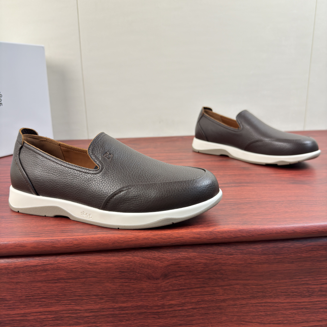 NO:931387,Batch Berluti/Bruti men's new pebbled leather loafers!  Leather casual shoes  The upper is made of soft pebbled cowhide, with a delicate and soft leather texture. The natural leather has its own warm luster, which is soft and not stiff to the touch. It is not easy to break and become stuffy after being worn for a long time. Simple solid color splicing style design, flip stitching structure and wrapped leather, embellished with B letter brand details, classic round toe  Design, easy to put on and take off with one foot, lining with high-definition calfskin dyed, the leather texture is detailed, the leather holes are even and fine, soft to the touch, with logo details on the leather insole, the raised leather decoration on the heel is eye-catching, and comes standard with lightweight rubber soles. Comes with a full set of packaging!  Size 39-40-41-42-43-44 Leather shoe size (can be customized 38.45.46) Item number E108Z set of feet, coffee color, loafers, cowhide19860909批 Berluti/布鲁提 男士新款荔纹皮革乐福鞋！ 此款皮革休闲鞋 鞋面甄选柔软荔枝纹牛皮,皮料肌理细腻柔和,天然皮革自带温润光泽,触感柔韧不生硬,久穿不易折裂闷脚.简约纯色拼接风格设计,翻转缝制构造与包边皮革,点缀以B字母品牌细节,经典圆头设计,一脚蹬便捷穿脱方式,内里本染高定小牛皮,皮料质感看细节,皮孔均匀细腻,触感柔和,搭配真皮鞋垫logo徽标细节,后跟处有增高皮层装饰引人瞩目,标配轻盈橡胶鞋底.配全套包装！ 尺码39-40-41-42-43-44皮鞋尺码（可定制 38.45.46） 货号E108Z套脚 咖色,,loafers,cowhide,Men's shoes