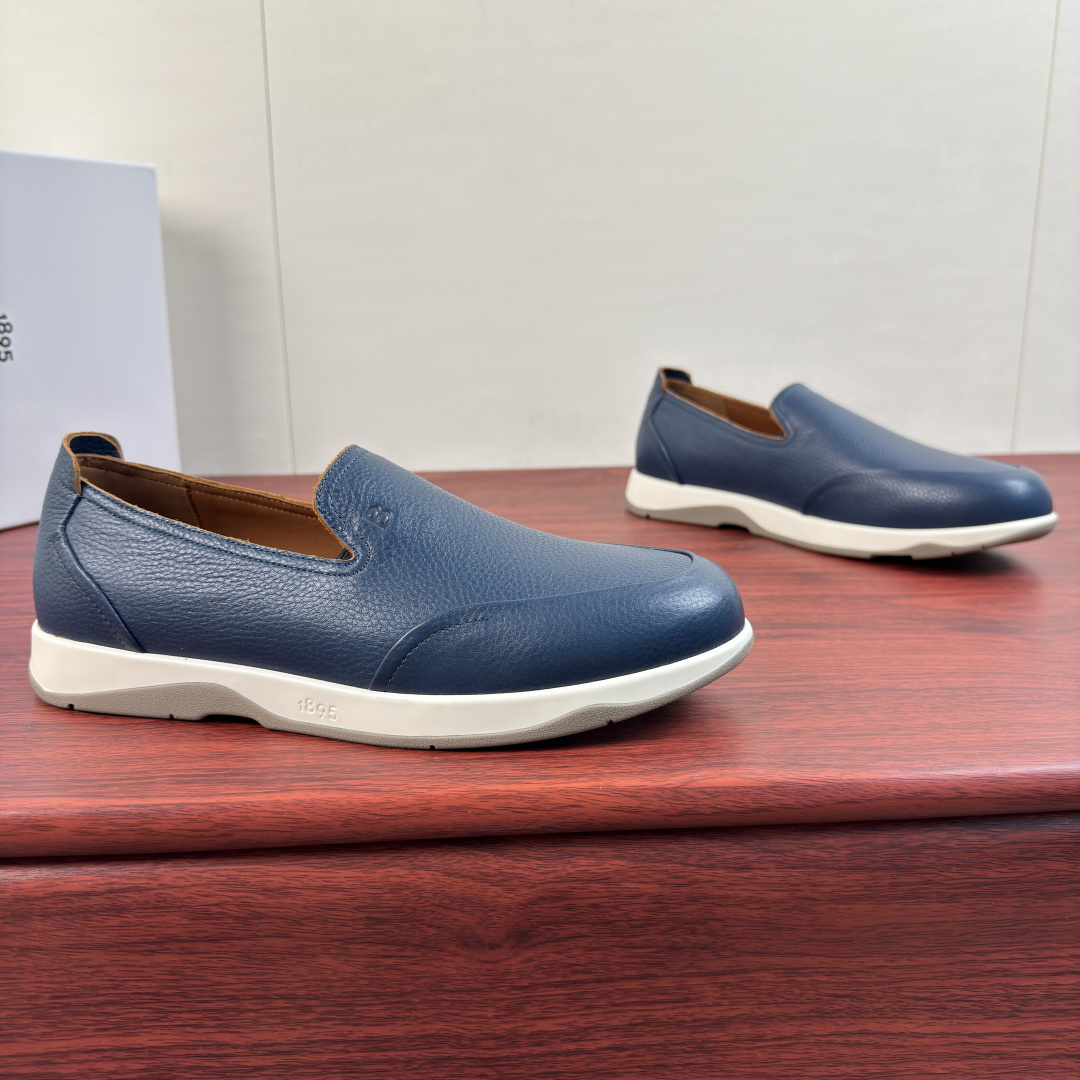 NO:931376,Batch Berluti/Bruti men's new pebbled leather loafers!  Leather casual shoes  The upper is made of soft pebbled cowhide, with a delicate and soft leather texture. The natural leather has its own warm luster, which is soft and not stiff to the touch. It is not easy to break and become stuffy after being worn for a long time. Simple solid color splicing style design, flip stitching structure and wrapped leather, embellished with B letter brand details, classic round toe  Design, easy to put on and take off with one foot, lining with high-definition calfskin dyed, the leather texture is detailed, the leather holes are even and fine, soft to the touch, with logo details on the leather insole, the raised leather decoration on the heel is eye-catching, and comes standard with lightweight rubber soles. Comes with a full set of packaging!  Size 39-40-41-42-43-44 Leather shoe size (can be customized 38.45.46) Item number E108Z set of feet blue, loafers, cowhide19860909批 Berluti/布鲁提 男士新款荔纹皮革乐福鞋！ 此款皮革休闲鞋 鞋面甄选柔软荔枝纹牛皮,皮料肌理细腻柔和,天然皮革自带温润光泽,触感柔韧不生硬,久穿不易折裂闷脚.简约纯色拼接风格设计,翻转缝制构造与包边皮革,点缀以B字母品牌细节,经典圆头设计,一脚蹬便捷穿脱方式,内里本染高定小牛皮,皮料质感看细节,皮孔均匀细腻,触感柔和,搭配真皮鞋垫logo徽标细节,后跟处有增高皮层装饰引人瞩目,标配轻盈橡胶鞋底.配全套包装！ 尺码39-40-41-42-43-44皮鞋尺码（可定制 38.45.46） 货号E108Z套脚 蓝色,,loafers,cowhide,Men's shoes
