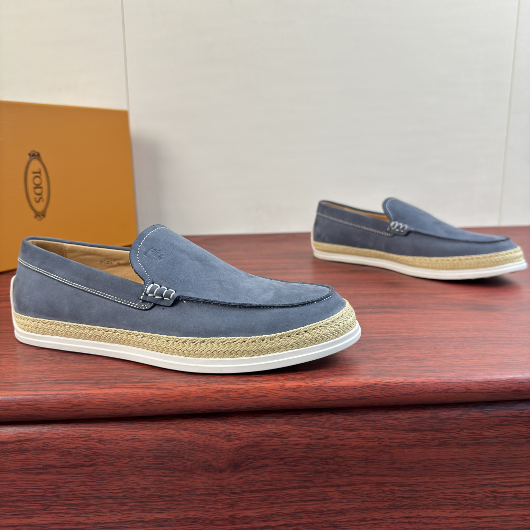 NO:931295,Batch TOD'S OTV suede leather loafers shipped!  Slip-ons in velvety suede with printed tods lettering, exposed stitching and handwoven raffia piping and rubber pebbles on the sole  The fabric comes from Italian velvety calf suede. Careful friends can touch the silky texture with their hands and feel the high-end materials. It is made of the brand's classic light-colored calfskin, and is inlaid with color-matching raffia on the periphery. It adopts the true line method and has no cracking or glue problems. It is equipped with the classic brand Doudou rubber outsole, which is divided into transparent rubber and pure rubber versions. It is consistent with the official version. The classic evergreen version is intuitive 45  Highly hand-sewn mark thread, with the main styles of various colors, it is your best choice for spring, summer, and early autumn. It is a versatile style choice for traveling, driving, and meeting friends. Jeans, casual styles, and shorts are all easy to use. The official colors are basically available. It is just a matter of you choosing the color. It can be said that it is a shoe with a high quantity. Friends who pursue quality and quality can feel free to buy it.  Comes with full packaging!  Size 39-40-41-42-43-44 standard leather shoe size!  Item No. K9006 Blue frosted,Tod's,shorts,jeans,cowhide19860909批 托德斯（TOD'S）OTV绒面皮革便鞋出货！ 本款便鞋以丝绒柔软的绒面皮革制成,搭配tods字母印花,外露缝线设计,鞋底设有手工编织拉菲草嵌边和橡胶豆豆 面料来自意大利绒感小牛翻毛皮,细心的朋友可以用手摸摸丝滑质感,感受高端的用料,里采用品牌经典浅色小牛皮搭配而成,周圈镶有颜色搭配拉菲草,走真线做法,无开裂,开胶烦恼,配以经典品牌豆豆橡胶大底,分透明胶和纯橡胶版,和官方一致,经典长青版型,直观45度手工缝制马克线,搭配多种颜色的主推款式,是你春季,夏季,初秋的不二选择,旅行,开车,会友的百搭款式选择,牛仔裤,休闲款,短裤,都轻松,官方色泽基本都有了,只是你选择颜色的事情了,可以说是保有量很高的一款鞋子了,对以品质和质量追求的朋友可以放心入 配全套包装！ 尺码39-40-41-42-43-44 标准皮鞋号！ 货号K9006 蓝色磨砂,,Tod's,shorts,jeans,cowhide,Men's shoes