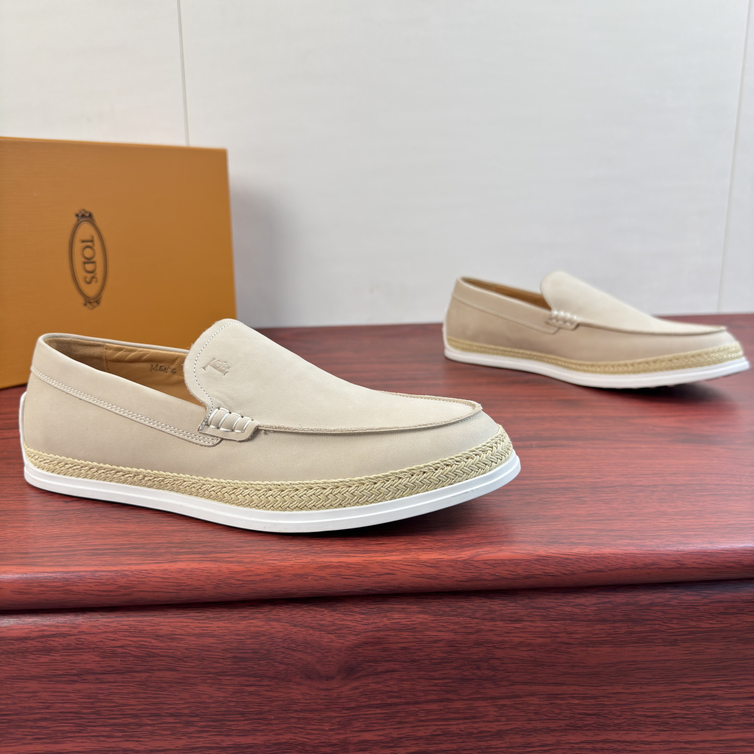 NO:931308,Batch TOD'S OTV suede leather loafers shipped!  Slip-ons in velvety suede with printed tods lettering, exposed stitching and handwoven raffia piping and rubber pebbles on the sole  The fabric comes from Italian velvety calf suede. Careful friends can touch the silky texture with their hands and feel the high-end materials. It is made of the brand's classic light-colored calfskin, and is inlaid with color-matching raffia on the periphery. It adopts the true line method and has no cracking or glue problems. It is equipped with the classic brand Doudou rubber outsole, which is divided into transparent rubber and pure rubber versions. It is consistent with the official version. The classic evergreen version is intuitive 45  Highly hand-sewn mark thread, with the main styles of various colors, it is your best choice for spring, summer, and early autumn. It is a versatile style choice for traveling, driving, and meeting friends. Jeans, casual styles, and shorts are all easy to use. The official colors are basically available. It is just a matter of you choosing the color. It can be said that it is a shoe with a high quantity. Friends who pursue quality and quality can feel free to buy it.  Comes with full packaging!  Size 39-40-41-42-43-44 standard leather shoe size!  Item No. K9006 Beige matte,,Tod's,shorts,jeans,cowhide19860909批 托德斯（TOD'S）OTV绒面皮革便鞋出货！ 本款便鞋以丝绒柔软的绒面皮革制成,搭配tods字母印花,外露缝线设计,鞋底设有手工编织拉菲草嵌边和橡胶豆豆 面料来自意大利绒感小牛翻毛皮,细心的朋友可以用手摸摸丝滑质感,感受高端的用料,里采用品牌经典浅色小牛皮搭配而成,周圈镶有颜色搭配拉菲草,走真线做法,无开裂,开胶烦恼,配以经典品牌豆豆橡胶大底,分透明胶和纯橡胶版,和官方一致,经典长青版型,直观45度手工缝制马克线,搭配多种颜色的主推款式,是你春季,夏季,初秋的不二选择,旅行,开车,会友的百搭款式选择,牛仔裤,休闲款,短裤,都轻松,官方色泽基本都有了,只是你选择颜色的事情了,可以说是保有量很高的一款鞋子了,对以品质和质量追求的朋友可以放心入 配全套包装！ 尺码39-40-41-42-43-44 标准皮鞋号！ 货号K9006 米色磨砂,,Tod's,shorts,jeans,cowhide,Men's shoes