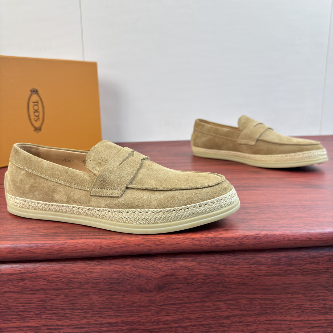 NO:931319,Batch TOD'S OTV suede leather loafers shipped!  Slip-ons in velvety suede with printed tods lettering, exposed stitching and handwoven raffia piping and rubber pebbles on the sole  The fabric comes from Italian velvety calf suede. Careful friends can touch the silky texture with their hands and feel the high-end materials. It is made of the brand's classic light-colored calfskin, and is inlaid with color-matching raffia on the periphery. It adopts the true line method and has no cracking or glue problems. It is equipped with the classic brand Doudou rubber outsole, which is divided into transparent rubber and pure rubber versions. It is consistent with the official version. The classic evergreen version is intuitive 45  Highly hand-sewn mark thread, with the main styles of various colors, it is your best choice for spring, summer, and early autumn. It is a versatile style choice for traveling, driving, and meeting friends. Jeans, casual styles, and shorts are all easy to use. The official colors are basically available. It is just a matter of you choosing the color. It can be said that it is a shoe with a high quantity. Friends who pursue quality and quality can feel free to buy it.  Comes with full packaging!  Size 39-40-41-42-43-44 standard leather shoe size!  Item No. K9006 Khaki suede,Tod's,shorts,jeans,cowhide19860909批 托德斯（TOD'S）OTV绒面皮革便鞋出货！ 本款便鞋以丝绒柔软的绒面皮革制成,搭配tods字母印花,外露缝线设计,鞋底设有手工编织拉菲草嵌边和橡胶豆豆 面料来自意大利绒感小牛翻毛皮,细心的朋友可以用手摸摸丝滑质感,感受高端的用料,里采用品牌经典浅色小牛皮搭配而成,周圈镶有颜色搭配拉菲草,走真线做法,无开裂,开胶烦恼,配以经典品牌豆豆橡胶大底,分透明胶和纯橡胶版,和官方一致,经典长青版型,直观45度手工缝制马克线,搭配多种颜色的主推款式,是你春季,夏季,初秋的不二选择,旅行,开车,会友的百搭款式选择,牛仔裤,休闲款,短裤,都轻松,官方色泽基本都有了,只是你选择颜色的事情了,可以说是保有量很高的一款鞋子了,对以品质和质量追求的朋友可以放心入 配全套包装！ 尺码39-40-41-42-43-44 标准皮鞋号！ 货号K9006 卡其反绒,,Tod's,shorts,jeans,cowhide,Men's shoes