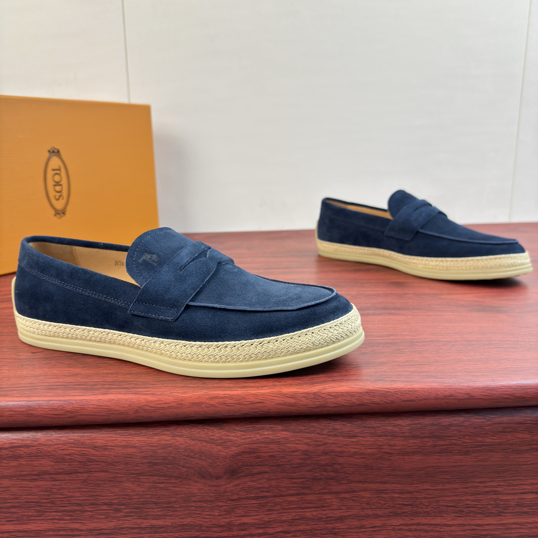 NO:931331,Batch TOD'S OTV suede leather loafers shipped!  Slip-ons in velvety suede with printed tods lettering, exposed stitching and handwoven raffia piping and rubber pebbles on the sole  The fabric comes from Italian velvety calf suede. Careful friends can touch the silky texture with their hands and feel the high-end materials. It is made of the brand's classic light-colored calfskin, and is inlaid with color-matching raffia on the periphery. It adopts the true line method and has no cracking or glue problems. It is equipped with the classic brand Doudou rubber outsole, which is divided into transparent rubber and pure rubber versions. It is consistent with the official version. The classic evergreen version is intuitive 45  Highly hand-sewn mark thread, with the main styles of various colors, it is your best choice for spring, summer, and early autumn. It is a versatile style choice for traveling, driving, and meeting friends. Jeans, casual styles, and shorts are all easy to use. The official colors are basically available. It is just a matter of you choosing the color. It can be said that it is a shoe with a high quantity. Friends who pursue quality and quality can feel free to buy it.  Comes with full packaging!  Size 39-40-41-42-43-44 standard leather shoe size!  Item No. K9006 Blue suede,Tod's,shorts,jeans,cowhide19860909批 托德斯（TOD'S）OTV绒面皮革便鞋出货！ 本款便鞋以丝绒柔软的绒面皮革制成,搭配tods字母印花,外露缝线设计,鞋底设有手工编织拉菲草嵌边和橡胶豆豆 面料来自意大利绒感小牛翻毛皮,细心的朋友可以用手摸摸丝滑质感,感受高端的用料,里采用品牌经典浅色小牛皮搭配而成,周圈镶有颜色搭配拉菲草,走真线做法,无开裂,开胶烦恼,配以经典品牌豆豆橡胶大底,分透明胶和纯橡胶版,和官方一致,经典长青版型,直观45度手工缝制马克线,搭配多种颜色的主推款式,是你春季,夏季,初秋的不二选择,旅行,开车,会友的百搭款式选择,牛仔裤,休闲款,短裤,都轻松,官方色泽基本都有了,只是你选择颜色的事情了,可以说是保有量很高的一款鞋子了,对以品质和质量追求的朋友可以放心入 配全套包装！ 尺码39-40-41-42-43-44 标准皮鞋号！ 货号K9006 蓝色反绒,,Tod's,shorts,jeans,cowhide,Men's shoes