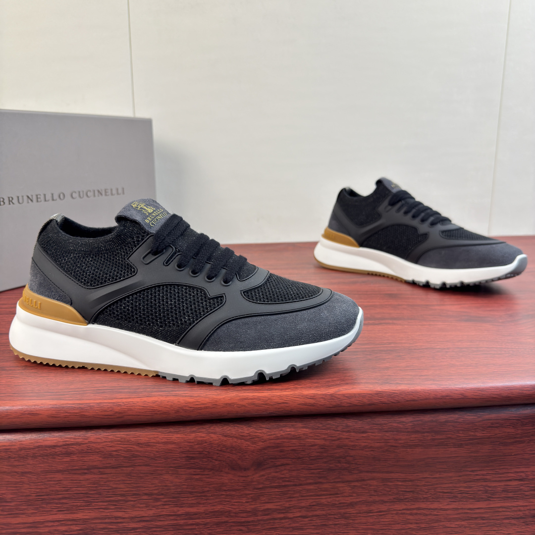 NO:931364,Batch Brunello Cucinelli Men's Suede Leather Paneled Knit Sneakers!  Spring new model Classic suede leather toe wrapping design Light and elastic knitted upper Comfortable fit for the foot Suede leather laces of the same color Patch decoration Classic badge logo tongue Rear webbing strap High elastic elastic collar slip-on style Easy to put on and take off Standard leather feet can be pulled out No shoe lining Light white and yellow contrast stitching sole Standard sports shoe version Tight contours on both sides of the shoe Awesome in kind, a very stylish one  The simple dark color is versatile on the upper and toes to show off the temperament. It is crafted with high quality and detailed details. It comes with a complete set of packaging. Four colors are available to meet the matching needs of different scenes!  Size 39-40-41-42-43-44 Leather shoe size (can be customized to 38.45.46) Item No. 25626-2 Black and gray, brunello cucinelli, sneakers19860909批 Brunello Cucinelli 男士反绒皮革拼接针织物运动鞋！ 春季新款 经典反绒皮革鞋头包裹设计 轻盈且富有弹性的针织鞋面 舒适贴合脚型 同色系反绒皮革系带 贴装饰 经典徽章标识鞋舌 后置织带提鞋环带 高弹松紧鞋口套穿风格 穿脱方便 可抽出标配真皮垫脚 无鞋衬 轻盈白色黄色撞色拼接鞋底 标准运动鞋版型 鞋子两侧呈现紧致轮廓 实物超赞 非常有型的一款 简朴暗色系 上脚百搭显气质,重工打造高品看细节,配全套包装 ,四色可选 满足不同场景搭配需求！ 尺码39-40-41-42-43-44皮鞋尺码（可定制38.45.46） 货号25626-2 黑灰,,brunello cucinelli,sneakers,Men's shoes