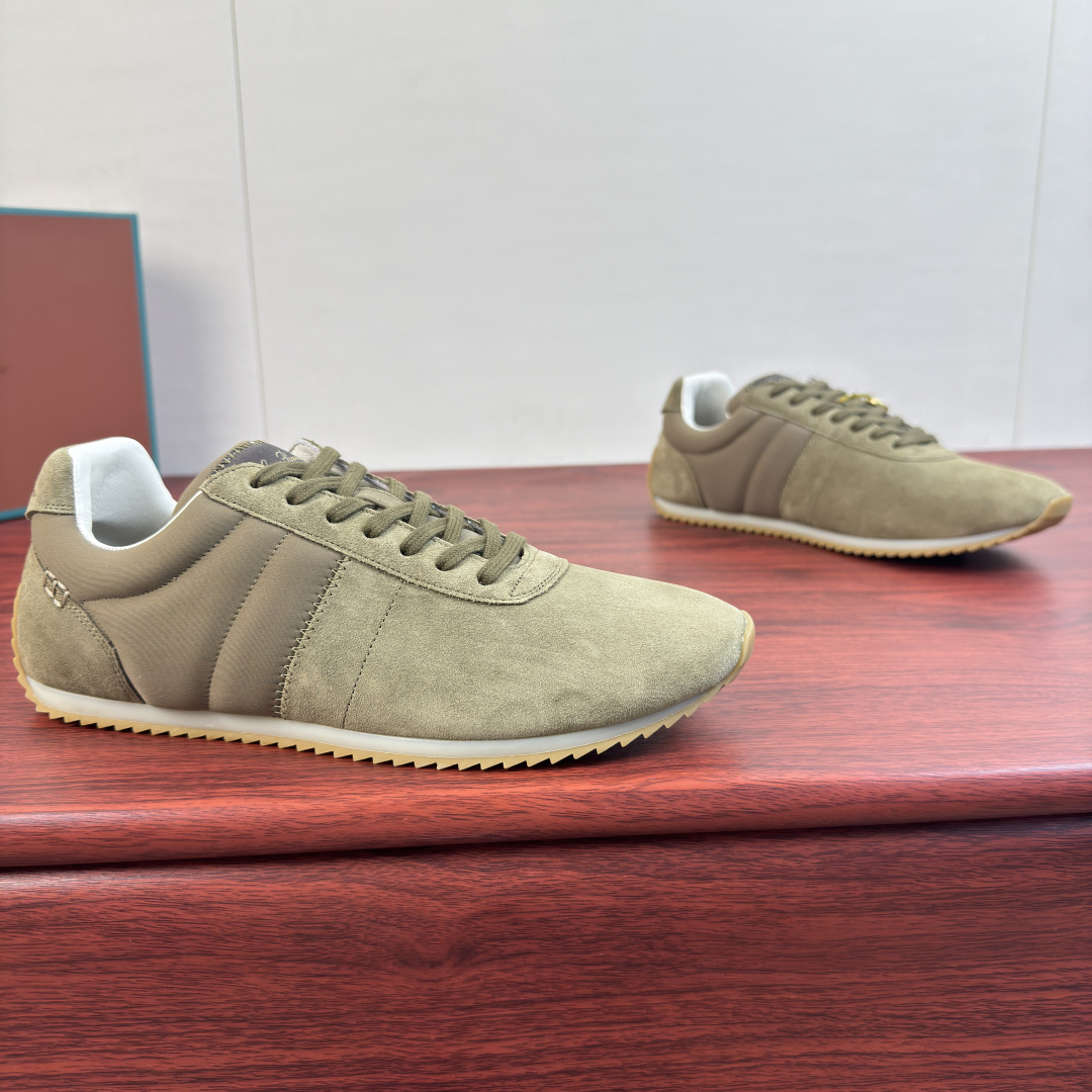 NO:954041,Code YS003040 LoroPiana/nuoyoupiana fast walk sneakers for couples are shipped!  The design of Fast Walk sneakers is simple and elegant, showing the style of exquisite casual running shoes. The upper is made of suede cow leather material as soft and delicate as velvet, and is spliced with nylon cloth fabric panels to create rich texture contrast. The heel is decorated with Loro  The Piana logo adds a signature finishing touch. The heel is decorated with a heat-embossed logo, a lace-up design, and is paired with a thin and soft zigzag striped rubber outsole. The front and rear heels are wrapped with foot protection, a cowhide fabric mixed lining, and a breathable fabric foot pad. It is ideal for daily casual wear and can easily create a casual style!  Comes with shoe storage bag in original box!  Women's size 36-37-38-39 can be customized to 35.40 Men's size 39-40-41-42-43-44 can be customized to 38.45.46 Standard leather shoe size Item number FSM0066 light green, loro piana, sneakers, cowhide19860909编码YS003040 LoroPiana/诺悠翩雅 fast walk运动鞋情侣款出货！ Fast Walk运动鞋设计简约优雅,尽显精致休闲跑鞋风范.鞋面采用如天鹅绒般柔软细腻的绒面牛皮革材质,拼接尼龙布面面料饰片,营造丰富的质感对比.鞋跟饰以Loro Piana徽标,增添标志性点睛之笔.鞋跟饰以热压印徽标,系带设计,搭配轻薄柔软锯齿条纹橡胶大底,前后跟包裹护脚,牛皮织物混合内里,透气织物垫脚,是日常休闲装扮的理想之选,轻松打造休闲风格！配原盒包装鞋履收纳袋！ 女款尺码36-37-38-39可定做35.40 男款尺码39-40-41-42-43-44可定做38.45.46 标准皮鞋尺码 货号FSM0066浅绿,,loro piana,sneakers,cowhide,Men's shoes