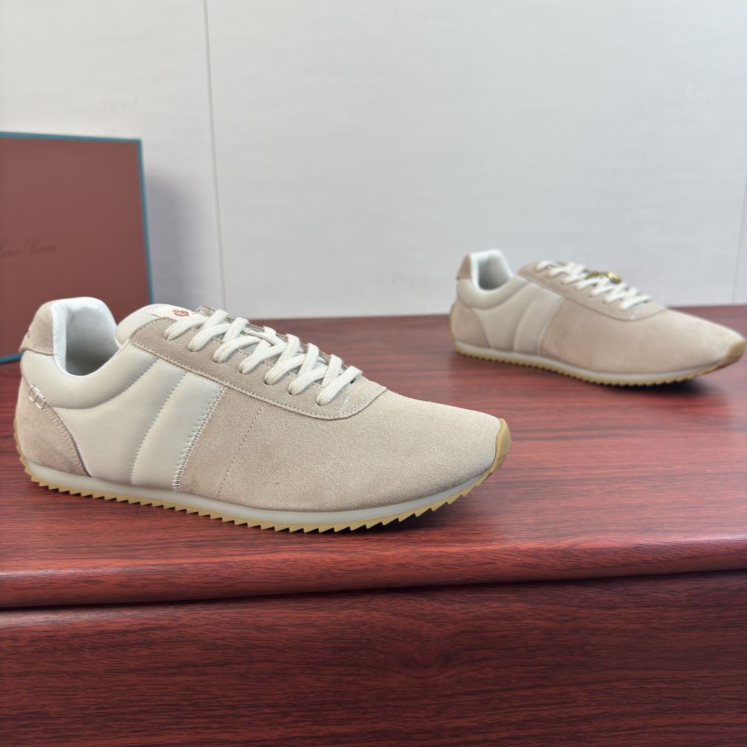 NO:954050,Code YS003040 LoroPiana/nuoyoupiana fast walk sneakers for couples are shipped!  The design of Fast Walk sneakers is simple and elegant, showing the style of exquisite casual running shoes. The upper is made of suede cow leather material as soft and delicate as velvet, and is spliced with nylon cloth fabric panels to create rich texture contrast. The heel is decorated with Loro  The Piana logo adds a signature finishing touch. The heel is decorated with a heat-embossed logo, a lace-up design, and is paired with a thin and soft zigzag striped rubber outsole. The front and rear heels are wrapped with foot protection, a cowhide fabric mixed lining, and a breathable fabric foot pad. It is ideal for daily casual wear and can easily create a casual style!  Comes with shoe storage bag in original box!  Women's size 36-37-38-39 can be customized to 35.40 Men's size 39-40-41-42-43-44 can be customized to 38.45.46 Standard leather shoe size Item No. FSM0066 Khaki, loro piana, sneakers, cowhide19860909编码YS003040 LoroPiana/诺悠翩雅 fast walk运动鞋情侣款出货！ Fast Walk运动鞋设计简约优雅,尽显精致休闲跑鞋风范.鞋面采用如天鹅绒般柔软细腻的绒面牛皮革材质,拼接尼龙布面面料饰片,营造丰富的质感对比.鞋跟饰以Loro Piana徽标,增添标志性点睛之笔.鞋跟饰以热压印徽标,系带设计,搭配轻薄柔软锯齿条纹橡胶大底,前后跟包裹护脚,牛皮织物混合内里,透气织物垫脚,是日常休闲装扮的理想之选,轻松打造休闲风格！配原盒包装鞋履收纳袋！ 女款尺码36-37-38-39可定做35.40 男款尺码39-40-41-42-43-44可定做38.45.46 标准皮鞋尺码 货号FSM0066 卡其,,loro piana,sneakers,cowhide,Men's shoes