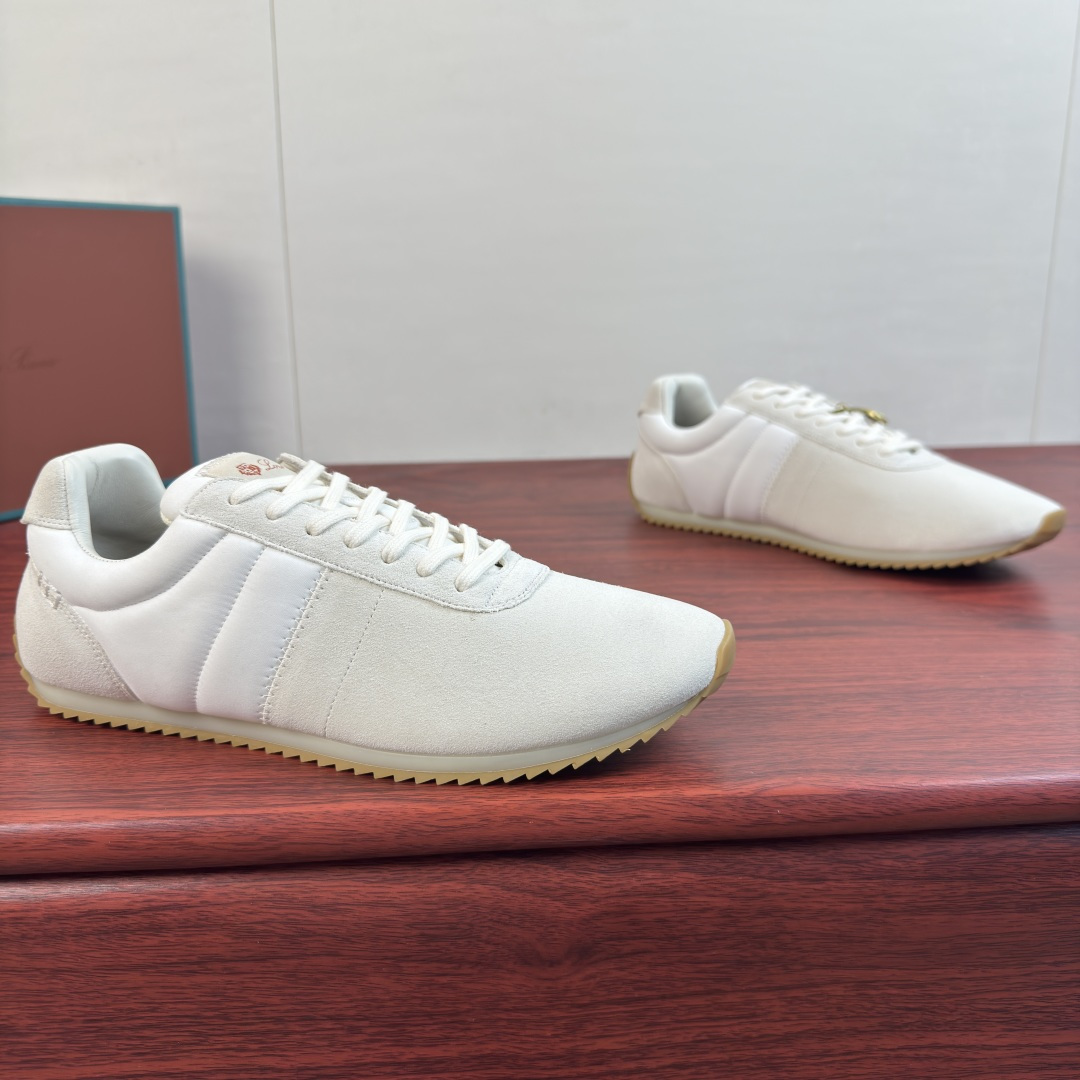 NO:954059,Code YS003040 LoroPiana/nuoyoupiana fast walk sneakers for couples are shipped!  The design of Fast Walk sneakers is simple and elegant, showing the style of exquisite casual running shoes. The upper is made of suede cow leather material as soft and delicate as velvet, and is spliced with nylon cloth fabric panels to create rich texture contrast. The heel is decorated with Loro  The Piana logo adds a signature finishing touch. The heel is decorated with a heat-embossed logo, a lace-up design, and is paired with a thin and soft zigzag striped rubber outsole. The front and rear heels are wrapped with foot protection, a cowhide fabric mixed lining, and a breathable fabric foot pad. It is ideal for daily casual wear and can easily create a casual style!  Comes with shoe storage bag in original box!  Women's size 36-37-38-39 can be customized to 35.40 Men's size 39-40-41-42-43-44 can be customized to 38.45.46 Standard leather shoe size Item No. FSM0066 White, loro piana, sneakers, cowhide19860909编码YS003040 LoroPiana/诺悠翩雅 fast walk运动鞋情侣款出货！ Fast Walk运动鞋设计简约优雅,尽显精致休闲跑鞋风范.鞋面采用如天鹅绒般柔软细腻的绒面牛皮革材质,拼接尼龙布面面料饰片,营造丰富的质感对比.鞋跟饰以Loro Piana徽标,增添标志性点睛之笔.鞋跟饰以热压印徽标,系带设计,搭配轻薄柔软锯齿条纹橡胶大底,前后跟包裹护脚,牛皮织物混合内里,透气织物垫脚,是日常休闲装扮的理想之选,轻松打造休闲风格！配原盒包装鞋履收纳袋！ 女款尺码36-37-38-39可定做35.40 男款尺码39-40-41-42-43-44可定做38.45.46 标准皮鞋尺码 货号FSM0066 白色,,loro piana,sneakers,cowhide,Men's shoes