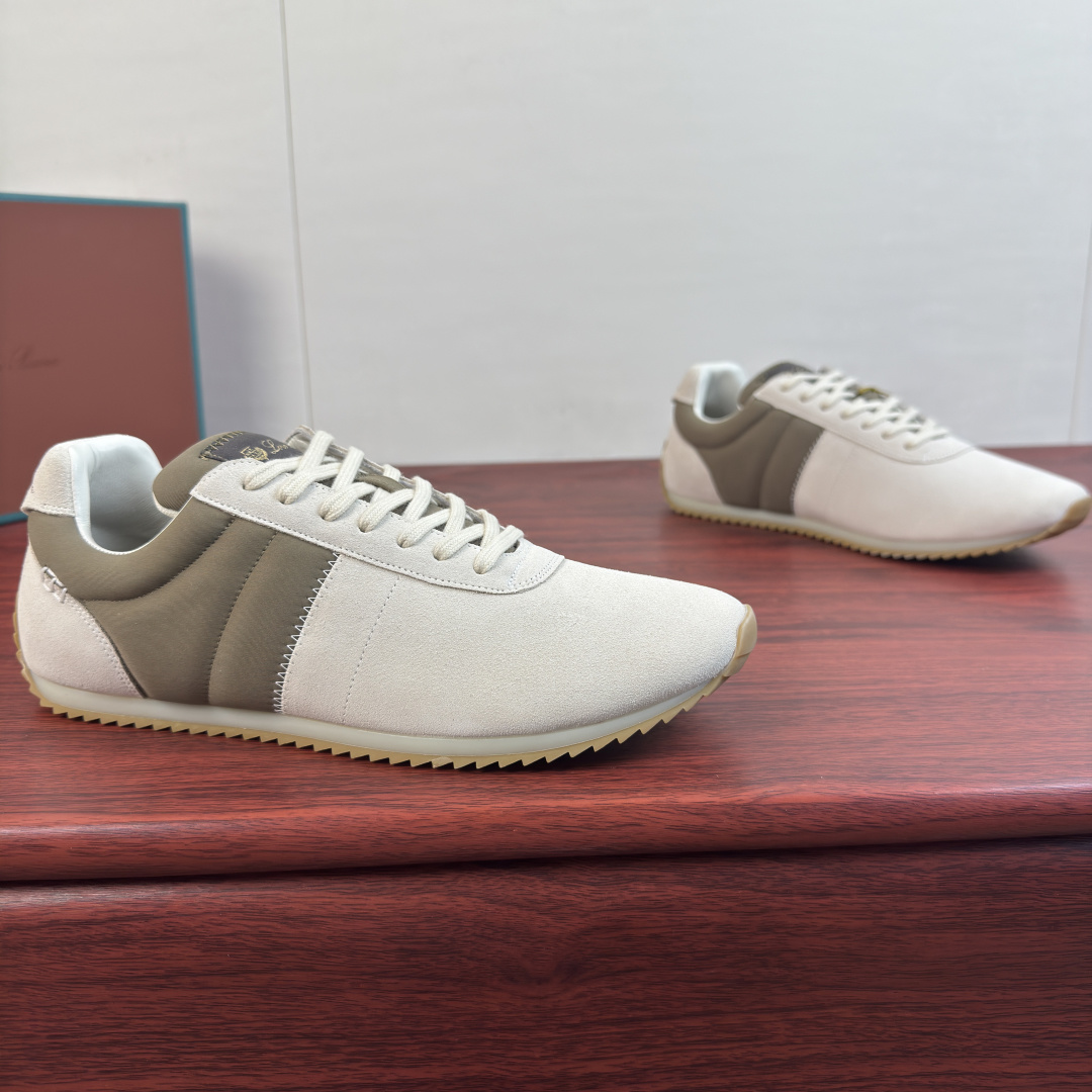 NO:954068,Code YS003040 LoroPiana/nuoyoupiana fast walk sneakers for couples are shipped!  The design of Fast Walk sneakers is simple and elegant, showing the style of exquisite casual running shoes. The upper is made of suede cow leather material as soft and delicate as velvet, and is spliced with nylon cloth fabric panels to create rich texture contrast. The heel is decorated with Loro  The Piana logo adds a signature finishing touch. The heel is decorated with a heat-embossed logo, a lace-up design, and is paired with a thin and soft zigzag striped rubber outsole. The front and rear heels are wrapped with foot protection, a cowhide fabric mixed lining, and a breathable fabric foot pad. It is ideal for daily casual wear and can easily create a casual style!  Comes with shoe storage bag in original box!  Women's size 36-37-38-39 can be customized to 35.40 Men's size 39-40-41-42-43-44 can be customized to 38.45.46 Standard leather shoe size Item No. FSM0066 Beige,,loro piana,sneakers,cowhide19860909编码YS003040 LoroPiana/诺悠翩雅 fast walk运动鞋情侣款出货！ Fast Walk运动鞋设计简约优雅,尽显精致休闲跑鞋风范.鞋面采用如天鹅绒般柔软细腻的绒面牛皮革材质,拼接尼龙布面面料饰片,营造丰富的质感对比.鞋跟饰以Loro Piana徽标,增添标志性点睛之笔.鞋跟饰以热压印徽标,系带设计,搭配轻薄柔软锯齿条纹橡胶大底,前后跟包裹护脚,牛皮织物混合内里,透气织物垫脚,是日常休闲装扮的理想之选,轻松打造休闲风格！配原盒包装鞋履收纳袋！ 女款尺码36-37-38-39可定做35.40 男款尺码39-40-41-42-43-44可定做38.45.46 标准皮鞋尺码 货号FSM0066 米色,,loro piana,sneakers,cowhide,Men's shoes