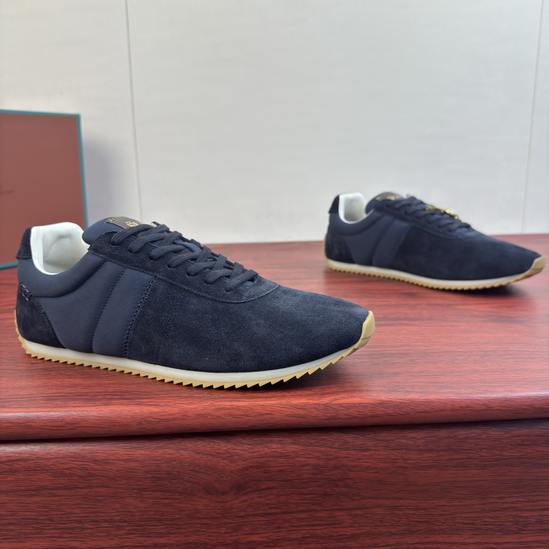 NO:953983,Code YS003040 LoroPiana/nuoyoupiana fast walk sneakers for couples are shipped!  The design of Fast Walk sneakers is simple and elegant, showing the style of exquisite casual running shoes. The upper is made of suede cow leather material as soft and delicate as velvet, and is spliced with nylon cloth fabric panels to create rich texture contrast. The heel is decorated with Loro  The Piana logo adds a signature finishing touch. The heel is decorated with a heat-embossed logo, a lace-up design, and is paired with a thin and soft zigzag striped rubber outsole. The front and rear heels are wrapped with foot protection, a cowhide fabric mixed lining, and a breathable fabric foot pad. It is ideal for daily casual wear and can easily create a casual style!  Comes with shoe storage bag in original box!  Women's size 36-37-38-39 can be customized to 35.40 Men's size 39-40-41-42-43-44 can be customized to 38.45.46 Standard leather shoe size Item number FSM0066 dark blue, loro piana, sneakers, cowhide19860909编码YS003040 LoroPiana/诺悠翩雅 fast walk运动鞋情侣款出货！ Fast Walk运动鞋设计简约优雅,尽显精致休闲跑鞋风范.鞋面采用如天鹅绒般柔软细腻的绒面牛皮革材质,拼接尼龙布面面料饰片,营造丰富的质感对比.鞋跟饰以Loro Piana徽标,增添标志性点睛之笔.鞋跟饰以热压印徽标,系带设计,搭配轻薄柔软锯齿条纹橡胶大底,前后跟包裹护脚,牛皮织物混合内里,透气织物垫脚,是日常休闲装扮的理想之选,轻松打造休闲风格！配原盒包装鞋履收纳袋！ 女款尺码36-37-38-39可定做35.40 男款尺码39-40-41-42-43-44可定做38.45.46 标准皮鞋尺码 货号FSM0066深蓝,,loro piana,sneakers,cowhide,Men's shoes