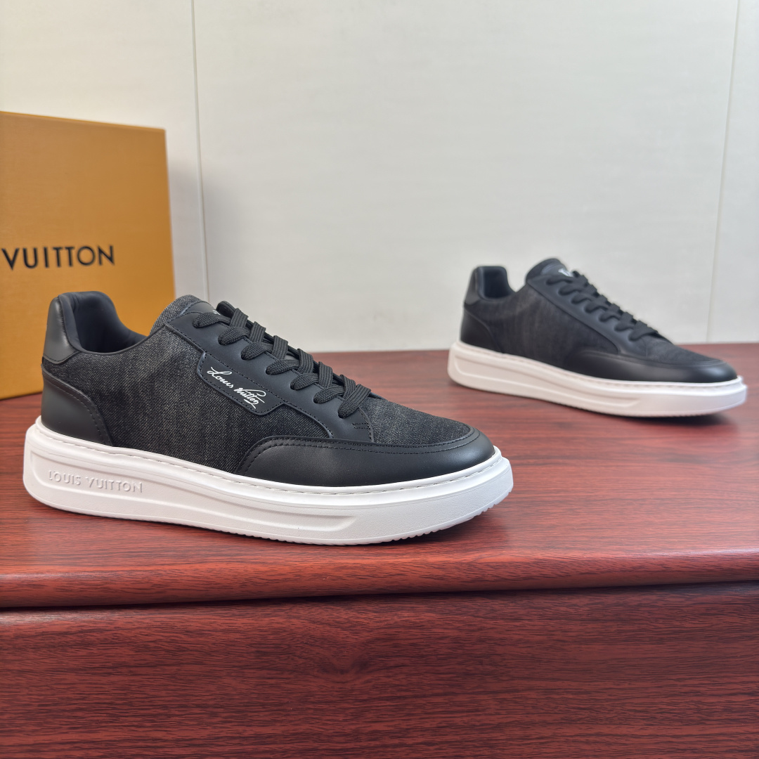 NO:954364,Batch LV's new BEVERLY HILLS sneakers, this style Beverly Hills  The sneakers are made of smooth calfskin and distressed denim canvas uppers, with a neat and casual configuration. They are matched with a thick yet lightweight rubber outsole and the Louis Vuitton handwritten logo on the side to upgrade the casual and elegant style. The tongue, heel and outsole are decorated with the Louis Vuitton logo, the cowhide fabric mixed lining, the silk-screen logo cowhide foot, and the ultra-light rubber outsole with the brand logo. The upper foot is comfortable and stylish, and comes with a full set of original packaging!  Size 39-40-41-42-43-44 Standard leather shoe size (38/45/46 can be customized and cannot be returned or exchanged) Item No. 1ALIMD black,,louis vuitton,louis vuitton,sneakers,cowhide19860909批 LV全新BEVERLY HILLS 运动鞋 本款 Beverly Hills 运动鞋取材光滑小牛皮和做旧牛仔帆布鞋面,利落休闲构型,搭配厚实而轻盈的橡胶外底与侧面路易威登手写体标识升级闲雅格调.鞋舌、后跟和外底饰有路易威登标识,牛皮织物混合内里,丝印徽标牛皮垫脚,搭配品牌标识的超轻橡胶外底.上脚舒适有型,配全套原包装！ 尺码39-40-41-42-43-44 标准皮鞋码（38/45/46可定做不能退换） 货号1ALIMD 黑色,,louis vuitton,louis vuitton,sneakers,cowhide,Men's shoes