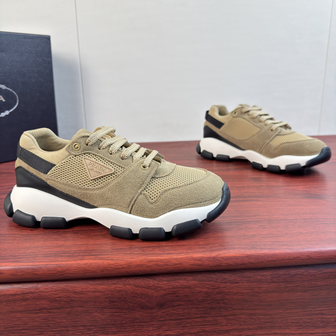 NO:954829,Batch Prada/Prada couples suede leather splicing fabric mesh sneakers!  The smart silhouette opens up a new realm of expression. This Prada sneaker draws on sporty elements and incorporates contemporary aesthetics, combining mesh fabric and suede leather to create a balanced style. Enamel eyelets and an embossed triangle logo create an iconic tone, while the lining and removable insole provide superior comfort. The concave and convex platform design highlights the tough personality of the shoe, combining functional performance with a special aesthetic style. The upper is decorated with enameled eyelets and calfskin lining.  Removable cowhide feet, lightweight rubber sole 45 mm, versatile and comfortable, comes with a complete package!  Women's size 35-36-37-38-39 Men's size 39-40-41-42-43-44 Leather shoe size (can be customized to 38.45.46) Item number 1E506 Apricot, prada, prada, sneakers, cowhide19860909批 Prada/普拉达 情侣款反绒皮革拼接织物网面运动鞋 ！ 灵动廓形开辟全新表达新意境.这款Prada运动鞋汲取运动元素并融入当代审美,以网眼织物与绒面皮革相结合,营造平衡的格调.珐琅孔眼与浮雕三角形徽标塑造标志性格调,衬里与可拆卸鞋垫带来出众舒适体验.凹凸厚底设计凸显鞋款硬朗个性,兼具功能表现与特别美学风格.鞋面饰有涂珐琅孔眼,小牛皮内里, 可拆卸牛皮垫脚,轻质橡胶鞋底45毫米,上脚百搭舒适,配全套包装！ 女款尺码35-36-37-38-39 男款尺码39-40-41-42-43-44皮鞋尺码（可定制38.45.46） 货号1E506 杏色,,prada,prada,sneakers,cowhide,Men's shoes