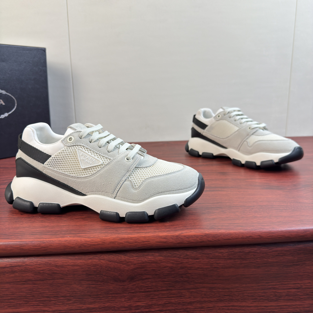NO:954837,Batch Prada/Prada couples suede leather splicing fabric mesh sneakers!  The smart silhouette opens up a new realm of expression. This Prada sneaker draws on sporty elements and incorporates contemporary aesthetics, combining mesh fabric and suede leather to create a balanced style. Enamel eyelets and an embossed triangle logo create an iconic tone, while the lining and removable insole provide superior comfort. The concave and convex platform design highlights the tough personality of the shoe, combining functional performance with a special aesthetic style. The upper is decorated with enameled eyelets and calfskin lining.  Removable cowhide feet, lightweight rubber sole 45 mm, versatile and comfortable, comes with a complete package!  Women's size 35-36-37-38-39 Men's size 39-40-41-42-43-44 Leather shoe size (can be customized to 38.45.46) Item number 1E506 White,, prada, prada, sneakers, cowhide19860909批 Prada/普拉达 情侣款反绒皮革拼接织物网面运动鞋 ！ 灵动廓形开辟全新表达新意境.这款Prada运动鞋汲取运动元素并融入当代审美,以网眼织物与绒面皮革相结合,营造平衡的格调.珐琅孔眼与浮雕三角形徽标塑造标志性格调,衬里与可拆卸鞋垫带来出众舒适体验.凹凸厚底设计凸显鞋款硬朗个性,兼具功能表现与特别美学风格.鞋面饰有涂珐琅孔眼,小牛皮内里, 可拆卸牛皮垫脚,轻质橡胶鞋底45毫米,上脚百搭舒适,配全套包装！ 女款尺码35-36-37-38-39 男款尺码39-40-41-42-43-44皮鞋尺码（可定制38.45.46） 货号1E506 白色,,prada,prada,sneakers,cowhide,Men's shoes