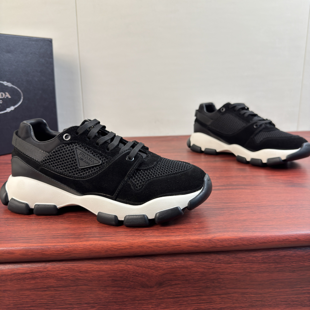 NO:954845,Batch Prada/Prada couples suede leather splicing fabric mesh sneakers!  The smart silhouette opens up a new realm of expression. This Prada sneaker draws on sporty elements and incorporates contemporary aesthetics, combining mesh fabric and suede leather to create a balanced style. Enamel eyelets and an embossed triangle logo create an iconic tone, while the lining and removable insole provide superior comfort. The concave and convex platform design highlights the tough personality of the shoe, combining functional performance with a special aesthetic style. The upper is decorated with enameled eyelets and calfskin lining.  Removable cowhide feet, lightweight rubber sole 45 mm, versatile and comfortable, comes with a complete package!  Women's size 35-36-37-38-39 Men's size 39-40-41-42-43-44 Leather shoe size (can be customized to 38.45.46) Item number 1E506 black, prada, prada, sneakers, cowhide19860909批 Prada/普拉达 情侣款反绒皮革拼接织物网面运动鞋 ！ 灵动廓形开辟全新表达新意境.这款Prada运动鞋汲取运动元素并融入当代审美,以网眼织物与绒面皮革相结合,营造平衡的格调.珐琅孔眼与浮雕三角形徽标塑造标志性格调,衬里与可拆卸鞋垫带来出众舒适体验.凹凸厚底设计凸显鞋款硬朗个性,兼具功能表现与特别美学风格.鞋面饰有涂珐琅孔眼,小牛皮内里, 可拆卸牛皮垫脚,轻质橡胶鞋底45毫米,上脚百搭舒适,配全套包装！ 女款尺码35-36-37-38-39 男款尺码39-40-41-42-43-44皮鞋尺码（可定制38.45.46） 货号1E506 黑色,,prada,prada,sneakers,cowhide,Men's shoes