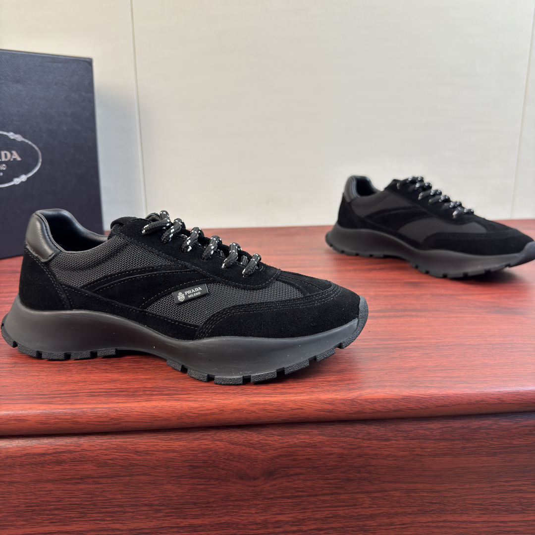 NO:954860,Batch Prada/Prada mesh fabric and suede sneakers for couples!  The language of sports has transformed into a new aesthetic vision. This Prada sneaker reinterprets fabrics and practical details in a clean and modern way. The combination of mesh and suede leather creates a light and agile visual effect. The fabric logo label and two-color shoelaces are embellished, adding a low-key graphic sense. The serrated sole highlights vigorous dynamics and excellent grip, making this shoe an ideal choice for interpreting dynamic urban style. Two-color shoelaces, calfskin lining,  Removable cowhide feet, jagged rubber soles, versatile and comfortable, and comes with a complete package!  Women's size 35-36-37-38-39 Men's size 39-40-41-42-43-44 Leather shoe size (can be customized to 38.45.46) Item number 1E503 black, prada, prada, sneakers, cowhide19860909批 Prada/普拉达 网线织物与绒面革运动鞋情侣款 ！ 运动语言蜕变为全新美学视野.这款Prada运动鞋以利落现代的手法重新演绎面料与实用细节.网面与绒面皮革相结合,营造轻盈灵动的视觉效果,织物徽标标签与双色鞋带点缀其间,增添低调的图形感.锯齿状鞋底彰显蓬勃动感与出色抓地力,使这款鞋履成为演绎活力都市风格的理想之选.双色鞋带,小牛皮内里, 可拆卸牛皮垫脚,锯齿状纹路橡胶鞋底 ,上脚百搭舒适,配全套包装！ 女款尺码35-36-37-38-39 男款尺码39-40-41-42-43-44皮鞋尺码（可定制38.45.46） 货号1E503 黑色,,prada,prada,sneakers,cowhide,Men's shoes
