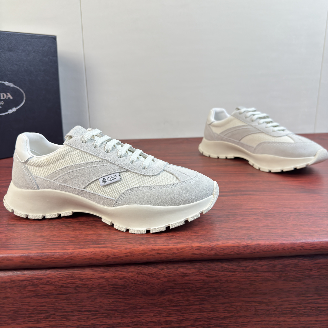 NO:954867,Batch Prada/Prada mesh fabric and suede sneakers for couples!  The language of sports has transformed into a new aesthetic vision. This Prada sneaker reinterprets fabrics and practical details in a clean and modern way. The combination of mesh and suede leather creates a light and agile visual effect. The fabric logo label and two-color shoelaces are embellished, adding a low-key graphic sense. The serrated sole highlights vigorous dynamics and excellent grip, making this shoe an ideal choice for interpreting dynamic urban style. Two-color shoelaces, calfskin lining,  Removable cowhide feet, jagged rubber soles, versatile and comfortable, and comes with a complete package!  Women's size 35-36-37-38-39 Men's size 39-40-41-42-43-44 Leather shoe size (can be customized to 38.45.46) Item number 1E503 White,, prada, prada, sneakers, cowhide19860909批 Prada/普拉达 网线织物与绒面革运动鞋情侣款 ！ 运动语言蜕变为全新美学视野.这款Prada运动鞋以利落现代的手法重新演绎面料与实用细节.网面与绒面皮革相结合,营造轻盈灵动的视觉效果,织物徽标标签与双色鞋带点缀其间,增添低调的图形感.锯齿状鞋底彰显蓬勃动感与出色抓地力,使这款鞋履成为演绎活力都市风格的理想之选.双色鞋带,小牛皮内里, 可拆卸牛皮垫脚,锯齿状纹路橡胶鞋底 ,上脚百搭舒适,配全套包装！ 女款尺码35-36-37-38-39 男款尺码39-40-41-42-43-44皮鞋尺码（可定制38.45.46） 货号1E503 白色,,prada,prada,sneakers,cowhide,Men's shoes