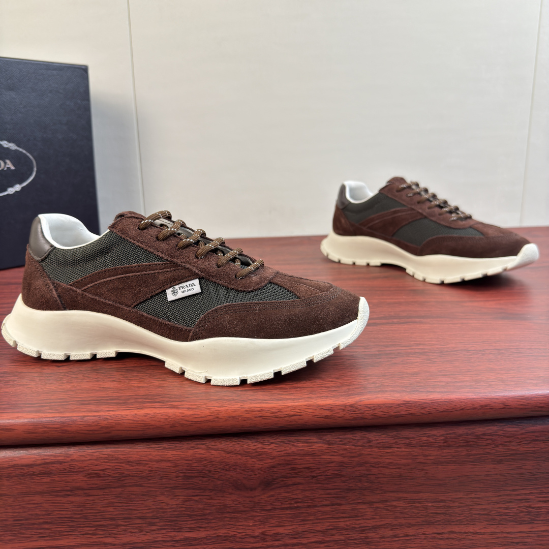 NO:954874,Batch Prada/Prada mesh fabric and suede sneakers for couples!  The language of sports has transformed into a new aesthetic vision. This Prada sneaker reinterprets fabrics and practical details in a clean and modern way. The combination of mesh and suede leather creates a light and agile visual effect. The fabric logo label and two-color shoelaces are embellished, adding a low-key graphic feel. The serrated sole highlights vigorous dynamics and excellent grip, making this shoe an ideal choice for interpreting dynamic urban style. Two-color shoelaces, calfskin lining,  Removable cowhide feet, jagged rubber soles, versatile and comfortable, and comes with a complete package!  Women's size 35-36-37-38-39 Men's size 39-40-41-42-43-44 Leather shoe size (can be customized to 38.45.46) Item number 1E503 Dark coffee, prada, prada, sneakers, cowhide19860909批 Prada/普拉达 网线织物与绒面革运动鞋情侣款 ！ 运动语言蜕变为全新美学视野.这款Prada运动鞋以利落现代的手法重新演绎面料与实用细节.网面与绒面皮革相结合,营造轻盈灵动的视觉效果,织物徽标标签与双色鞋带点缀其间,增添低调的图形感.锯齿状鞋底彰显蓬勃动感与出色抓地力,使这款鞋履成为演绎活力都市风格的理想之选.双色鞋带,小牛皮内里, 可拆卸牛皮垫脚,锯齿状纹路橡胶鞋底 ,上脚百搭舒适,配全套包装！ 女款尺码35-36-37-38-39 男款尺码39-40-41-42-43-44皮鞋尺码（可定制38.45.46） 货号1E503 深咖,,prada,prada,sneakers,cowhide,Men's shoes