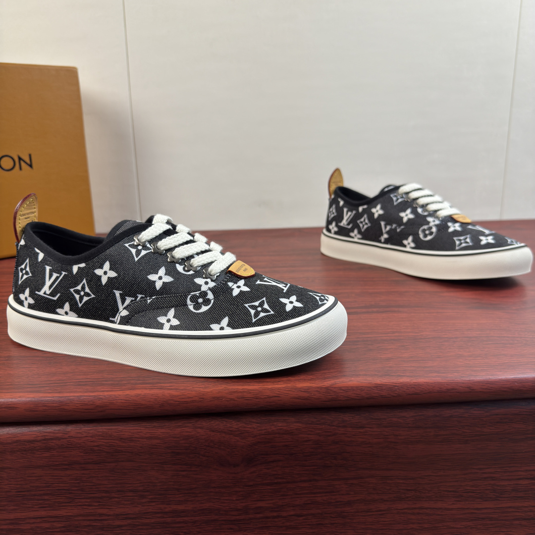 NO:956792,Batch Louis Vuitton LV LAGOON sneakers!  Inheriting LV's century-old brand heritage, these Trocadero presbyopic canvas shoes are a versatile ace for daily wear. The shoe body is made of custom jacquard canvas fabric, with a solid and wear-resistant texture. It is fully printed with the classic Monogram presbyopia logo, making it highly recognizable and low-key, showing a light and luxurious texture. The heel of the shoe is equipped with an original genuine leather pull loop, which is easy to put on and take off, and the details are exquisitely crafted. Thickened off-white rubber sole  , Contrasting color bag edge strip decoration, moderate softness and hardness, cushioning and non-slip, no sense of weight when commuting or shopping for a long time. The brand's thick-grained shoes are equipped with metal pattern lace holes to restore the original neat fit. Genuine leather tongue label + genuine leather letter logo label on the heel, multiple colors available, can be easily adapted to business casual, street fashion, or daily commuting. A complete set of original gift box and dust bag accessories are complete!  Size 39-40-41-42-43-44 Leather shoe size (38.45.46 can be customized) Item No. 0318 Lace-up Printing Black,,louis vuitton,louis vuitton,louis vuitton,sneakers19860909批 路易威登（Louis Vuitton） LV LAGOON运动鞋 ！ 承袭LV百年品牌底蕴,这款Trocadero老花帆布鞋是日常穿搭的百搭王牌.鞋身采用定制提花帆布面料,肌理扎实耐磨,满印经典Monogram老花标识,辨识度拉满,低调间尽显轻奢质感.鞋后跟搭配原厂真皮提环,穿脱便捷,细节做工精致考究.加厚米白色橡胶鞋底,撞色包边沿条装饰,软硬适中,缓震防滑,长时间通勤、逛街行走也无负重感.品牌粗纹鞋搭配金属花纹系带孔,还原原版利落版型.真皮鞋舌标牌+后跟真皮字母logo标识标牌,多色可选,无论是商务休闲、街头潮搭、日常通勤都能轻松适配.全套原装礼盒、防尘袋配件齐全！ 尺码39-40-41-42-43-44皮鞋尺码（可定制38.45.46） 货号0318系带 印花 黑色,,louis vuitton,louis vuitton,louis vuitton,sneakers,Men's shoes