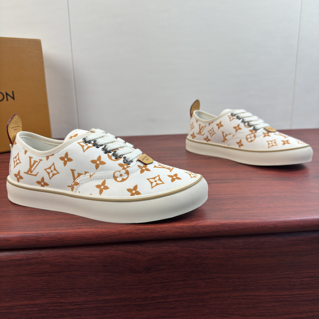 NO:956801,Batch Louis Vuitton LV LAGOON sneakers!  Inheriting LV's century-old brand heritage, these Trocadero presbyopic canvas shoes are a versatile ace for daily wear. The shoe body is made of custom jacquard canvas fabric, with a solid and wear-resistant texture. It is fully printed with the classic Monogram presbyopia logo, making it highly recognizable and low-key, showing a light and luxurious texture. The heel of the shoe is equipped with an original genuine leather pull loop, which is easy to put on and take off, and the details are exquisitely crafted. Thickened off-white rubber sole  , Contrasting color bag edge strip decoration, moderate softness and hardness, cushioning and non-slip, no sense of weight when commuting or shopping for a long time. The brand's thick-grained shoes are equipped with metal pattern lace holes to restore the original neat fit. Genuine leather tongue label + genuine leather letter logo label on the heel, multiple colors available, can be easily adapted to business casual, street fashion, or daily commuting. A complete set of original gift box and dust bag accessories are complete!  Size 39-40-41-42-43-44 Leather shoe size (38.45.46 can be customized) Item No. 0318 Lace-up Printing White,,louis vuitton,louis vuitton,louis vuitton,sneakers19860909批 路易威登（Louis Vuitton） LV LAGOON运动鞋 ！ 承袭LV百年品牌底蕴,这款Trocadero老花帆布鞋是日常穿搭的百搭王牌.鞋身采用定制提花帆布面料,肌理扎实耐磨,满印经典Monogram老花标识,辨识度拉满,低调间尽显轻奢质感.鞋后跟搭配原厂真皮提环,穿脱便捷,细节做工精致考究.加厚米白色橡胶鞋底,撞色包边沿条装饰,软硬适中,缓震防滑,长时间通勤、逛街行走也无负重感.品牌粗纹鞋搭配金属花纹系带孔,还原原版利落版型.真皮鞋舌标牌+后跟真皮字母logo标识标牌,多色可选,无论是商务休闲、街头潮搭、日常通勤都能轻松适配.全套原装礼盒、防尘袋配件齐全！ 尺码39-40-41-42-43-44皮鞋尺码（可定制38.45.46） 货号0318系带 印花 白色,,louis vuitton,louis vuitton,louis vuitton,sneakers,Men's shoes