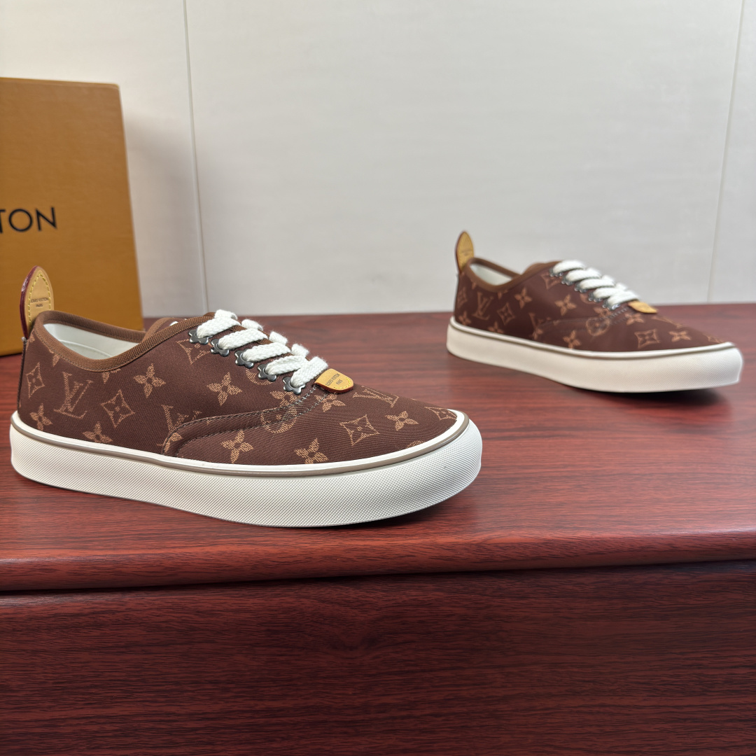 NO:956810,Batch Louis Vuitton LV LAGOON sneakers!  Inheriting LV's century-old brand heritage, these Trocadero presbyopic canvas shoes are a versatile ace for daily wear. The shoe body is made of custom jacquard canvas fabric, with a solid and wear-resistant texture. It is fully printed with the classic Monogram presbyopia logo, making it highly recognizable and low-key, showing a light and luxurious texture. The heel of the shoe is equipped with an original genuine leather pull loop, which is easy to put on and take off, and the details are exquisitely crafted. Thickened off-white rubber sole  , Contrasting color bag edge strip decoration, moderate softness and hardness, cushioning and non-slip, no sense of weight when commuting or shopping for a long time. The brand's thick-grained shoes are equipped with metal pattern lace holes to restore the original neat fit. Genuine leather tongue label + genuine leather letter logo label on the heel, multiple colors available, can be easily adapted to business casual, street fashion, or daily commuting. A complete set of original gift box and dust bag accessories are complete!  Size 39-40-41-42-43-44 Leather shoe size (can be customized to 38.45.46) Item No. 0318 Lace-up Printing Brown, Louis Vuitton, Louis Vuitton, Louis Vuitton, sneakers19860909批 路易威登（Louis Vuitton） LV LAGOON运动鞋 ！ 承袭LV百年品牌底蕴,这款Trocadero老花帆布鞋是日常穿搭的百搭王牌.鞋身采用定制提花帆布面料,肌理扎实耐磨,满印经典Monogram老花标识,辨识度拉满,低调间尽显轻奢质感.鞋后跟搭配原厂真皮提环,穿脱便捷,细节做工精致考究.加厚米白色橡胶鞋底,撞色包边沿条装饰,软硬适中,缓震防滑,长时间通勤、逛街行走也无负重感.品牌粗纹鞋搭配金属花纹系带孔,还原原版利落版型.真皮鞋舌标牌+后跟真皮字母logo标识标牌,多色可选,无论是商务休闲、街头潮搭、日常通勤都能轻松适配.全套原装礼盒、防尘袋配件齐全！ 尺码39-40-41-42-43-44皮鞋尺码（可定制38.45.46） 货号0318系带 印花 咖色,,louis vuitton,louis vuitton,louis vuitton,sneakers,Men's shoes