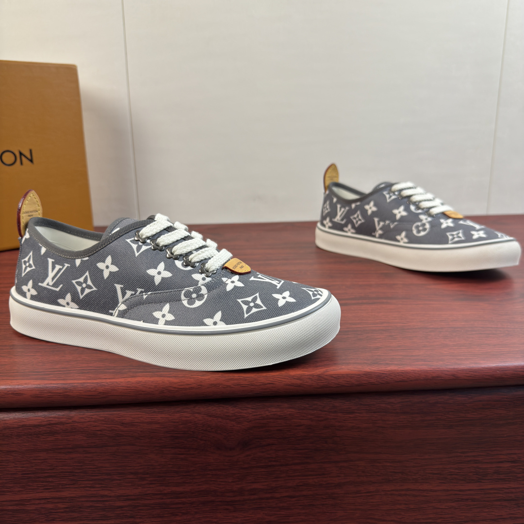 NO:956820,Batch Louis Vuitton LV LAGOON sneakers!  Inheriting LV's century-old brand heritage, these Trocadero presbyopic canvas shoes are a versatile ace for daily wear. The shoe body is made of custom jacquard canvas fabric, with a solid and wear-resistant texture. It is fully printed with the classic Monogram presbyopia logo, making it highly recognizable and low-key, showing a light and luxurious texture. The heel of the shoe is equipped with an original genuine leather pull loop, which is easy to put on and take off, and the details are exquisitely crafted. Thickened off-white rubber sole  , Contrasting color bag edge strip decoration, moderate softness and hardness, cushioning and non-slip, no sense of weight when commuting or shopping for a long time. The brand's thick-grained shoes are equipped with metal pattern lace holes to restore the original neat fit. Genuine leather tongue label + genuine leather letter logo label on the heel, multiple colors available, can be easily adapted to business casual, street fashion, or daily commuting. A complete set of original gift box and dust bag accessories are complete!  Size 39-40-41-42-43-44 Leather shoe size (can be customized to 38.45.46) Item No. 0318 Lace-up Printing Gray,,louis vuitton,louis vuitton,louis vuitton,sneakers19860909批 路易威登（Louis Vuitton） LV LAGOON运动鞋 ！ 承袭LV百年品牌底蕴,这款Trocadero老花帆布鞋是日常穿搭的百搭王牌.鞋身采用定制提花帆布面料,肌理扎实耐磨,满印经典Monogram老花标识,辨识度拉满,低调间尽显轻奢质感.鞋后跟搭配原厂真皮提环,穿脱便捷,细节做工精致考究.加厚米白色橡胶鞋底,撞色包边沿条装饰,软硬适中,缓震防滑,长时间通勤、逛街行走也无负重感.品牌粗纹鞋搭配金属花纹系带孔,还原原版利落版型.真皮鞋舌标牌+后跟真皮字母logo标识标牌,多色可选,无论是商务休闲、街头潮搭、日常通勤都能轻松适配.全套原装礼盒、防尘袋配件齐全！ 尺码39-40-41-42-43-44皮鞋尺码（可定制38.45.46） 货号0318系带 印花 灰色,,louis vuitton,louis vuitton,louis vuitton,sneakers,Men's shoes