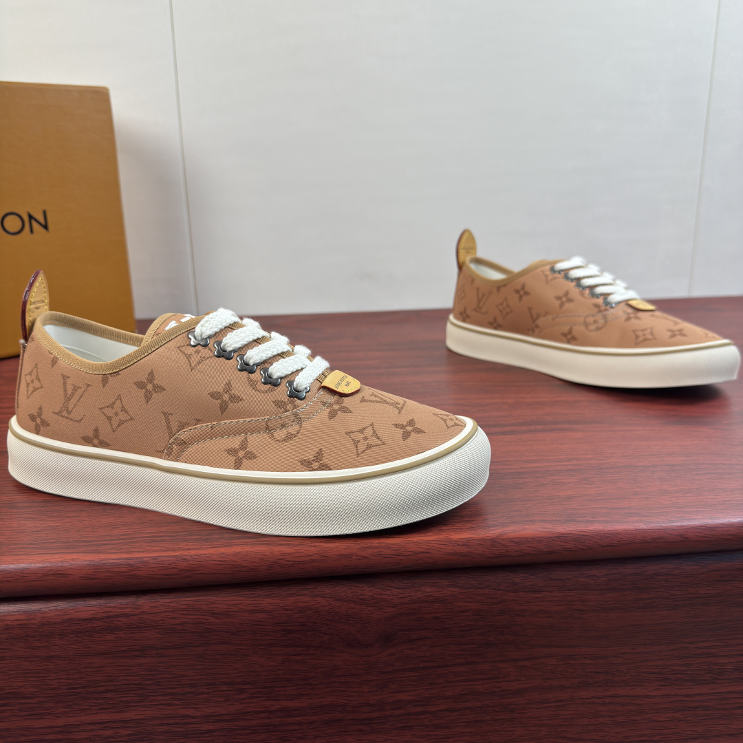 NO:956829,Batch Louis Vuitton LV LAGOON sneakers!  Inheriting LV's century-old brand heritage, these Trocadero presbyopic canvas shoes are a versatile ace for daily wear. The shoe body is made of custom jacquard canvas fabric, with a solid and wear-resistant texture. It is fully printed with the classic Monogram presbyopia logo, making it highly recognizable and low-key, showing a light and luxurious texture. The heel of the shoe is equipped with an original genuine leather pull loop, which is easy to put on and take off, and the details are exquisitely crafted. Thickened off-white rubber sole  , Contrasting color bag edge strip decoration, moderate softness and hardness, cushioning and non-slip, no sense of weight when commuting or shopping for a long time. The brand's thick-grained shoes are equipped with metal pattern lace holes to restore the original neat fit. Genuine leather tongue label + genuine leather letter logo label on the heel, multiple colors available, can be easily adapted to business casual, street fashion, or daily commuting. A complete set of original gift box and dust bag accessories are complete!  Size 39-40-41-42-43-44 Leather shoe size (can be customized to 38.45.46) Item No. 0318 Lace-up Print Brown,,louis vuitton,louis vuitton,louis vuitton,sneakers19860909批 路易威登（Louis Vuitton） LV LAGOON运动鞋 ！ 承袭LV百年品牌底蕴,这款Trocadero老花帆布鞋是日常穿搭的百搭王牌.鞋身采用定制提花帆布面料,肌理扎实耐磨,满印经典Monogram老花标识,辨识度拉满,低调间尽显轻奢质感.鞋后跟搭配原厂真皮提环,穿脱便捷,细节做工精致考究.加厚米白色橡胶鞋底,撞色包边沿条装饰,软硬适中,缓震防滑,长时间通勤、逛街行走也无负重感.品牌粗纹鞋搭配金属花纹系带孔,还原原版利落版型.真皮鞋舌标牌+后跟真皮字母logo标识标牌,多色可选,无论是商务休闲、街头潮搭、日常通勤都能轻松适配.全套原装礼盒、防尘袋配件齐全！ 尺码39-40-41-42-43-44皮鞋尺码（可定制38.45.46） 货号0318系带 印花 棕色,,louis vuitton,louis vuitton,louis vuitton,sneakers,Men's shoes