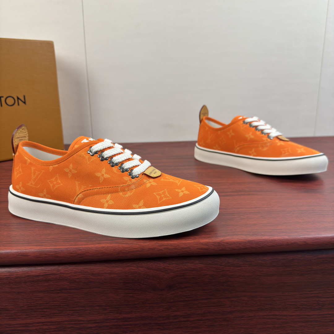 NO:956840,Batch Louis Vuitton LV LAGOON sneakers!  Inheriting LV's century-old brand heritage, these Trocadero presbyopic canvas shoes are a versatile ace for daily wear. The shoe body is made of custom jacquard canvas fabric, with a solid and wear-resistant texture. It is fully printed with the classic Monogram presbyopia logo, making it highly recognizable and low-key, showing a light and luxurious texture. The heel of the shoe is equipped with an original genuine leather pull loop, which is easy to put on and take off, and the details are exquisitely crafted. Thickened off-white rubber sole  , Contrasting color bag edge strip decoration, moderate softness and hardness, cushioning and non-slip, no sense of weight when commuting or shopping for a long time. The brand's thick-grained shoes are equipped with metal pattern lace holes to restore the original neat fit. Genuine leather tongue label + genuine leather letter logo label on the heel, multiple colors available, can be easily adapted to business casual, street fashion, or daily commuting. A complete set of original gift box and dust bag accessories are complete!  Size 39-40-41-42-43-44 leather shoe size (can be customized to 38.45.46) Item No. 0318 Lace Print Orange, Louis Vuitton, Louis Vuitton, Louis Vuitton, sneakers19860909批 路易威登（Louis Vuitton） LV LAGOON运动鞋 ！ 承袭LV百年品牌底蕴,这款Trocadero老花帆布鞋是日常穿搭的百搭王牌.鞋身采用定制提花帆布面料,肌理扎实耐磨,满印经典Monogram老花标识,辨识度拉满,低调间尽显轻奢质感.鞋后跟搭配原厂真皮提环,穿脱便捷,细节做工精致考究.加厚米白色橡胶鞋底,撞色包边沿条装饰,软硬适中,缓震防滑,长时间通勤、逛街行走也无负重感.品牌粗纹鞋搭配金属花纹系带孔,还原原版利落版型.真皮鞋舌标牌+后跟真皮字母logo标识标牌,多色可选,无论是商务休闲、街头潮搭、日常通勤都能轻松适配.全套原装礼盒、防尘袋配件齐全！ 尺码39-40-41-42-43-44皮鞋尺码（可定制38.45.46） 货号0318系带 印花 橘色,,louis vuitton,louis vuitton,louis vuitton,sneakers,Men's shoes