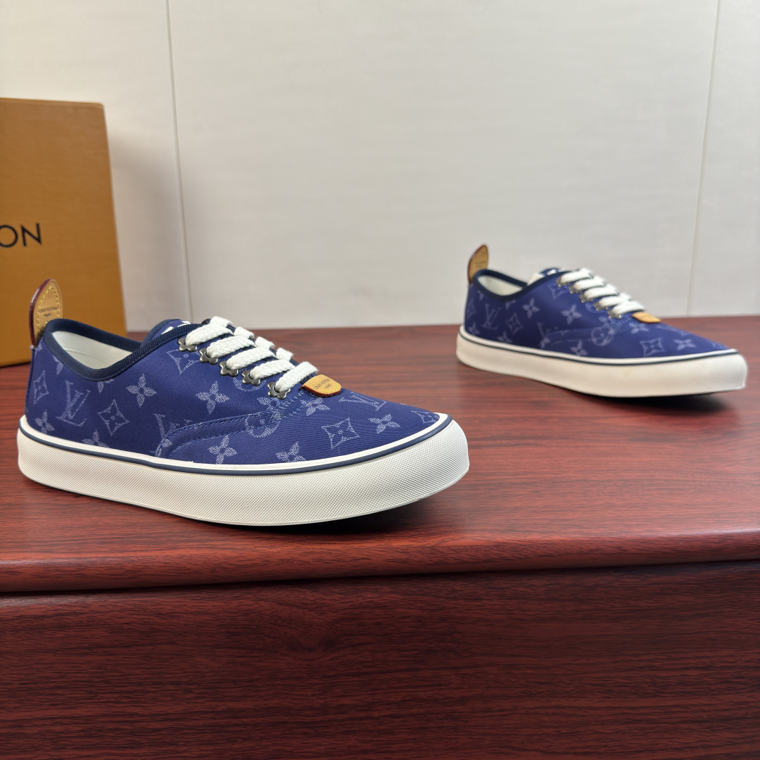 NO:956851,Batch Louis Vuitton LV LAGOON sneakers!  Inheriting LV's century-old brand heritage, these Trocadero presbyopic canvas shoes are a versatile ace for daily wear. The shoe body is made of custom jacquard canvas fabric, with a solid and wear-resistant texture. It is fully printed with the classic Monogram presbyopia logo, making it highly recognizable and low-key, showing a light and luxurious texture. The heel of the shoe is equipped with an original genuine leather pull loop, which is easy to put on and take off, and the details are exquisitely crafted. Thickened off-white rubber sole  , Contrasting color bag edge strip decoration, moderate softness and hardness, cushioning and non-slip, no sense of weight when commuting or shopping for a long time. The brand's thick-grained shoes are equipped with metal pattern lace holes to restore the original neat fit. Genuine leather tongue label + genuine leather letter logo label on the heel, multiple colors available, can be easily adapted to business casual, street fashion, or daily commuting. A complete set of original gift box and dust bag accessories are complete!  Size 39-40-41-42-43-44 Leather shoe size (38.45.46 can be customized) Item No. 0318 Lace-up Printing Blue,,louis vuitton,louis vuitton,louis vuitton,sneakers19860909批 路易威登（Louis Vuitton） LV LAGOON运动鞋 ！ 承袭LV百年品牌底蕴,这款Trocadero老花帆布鞋是日常穿搭的百搭王牌.鞋身采用定制提花帆布面料,肌理扎实耐磨,满印经典Monogram老花标识,辨识度拉满,低调间尽显轻奢质感.鞋后跟搭配原厂真皮提环,穿脱便捷,细节做工精致考究.加厚米白色橡胶鞋底,撞色包边沿条装饰,软硬适中,缓震防滑,长时间通勤、逛街行走也无负重感.品牌粗纹鞋搭配金属花纹系带孔,还原原版利落版型.真皮鞋舌标牌+后跟真皮字母logo标识标牌,多色可选,无论是商务休闲、街头潮搭、日常通勤都能轻松适配.全套原装礼盒、防尘袋配件齐全！ 尺码39-40-41-42-43-44皮鞋尺码（可定制38.45.46） 货号0318系带 印花 蓝色,,louis vuitton,louis vuitton,louis vuitton,sneakers,Men's shoes