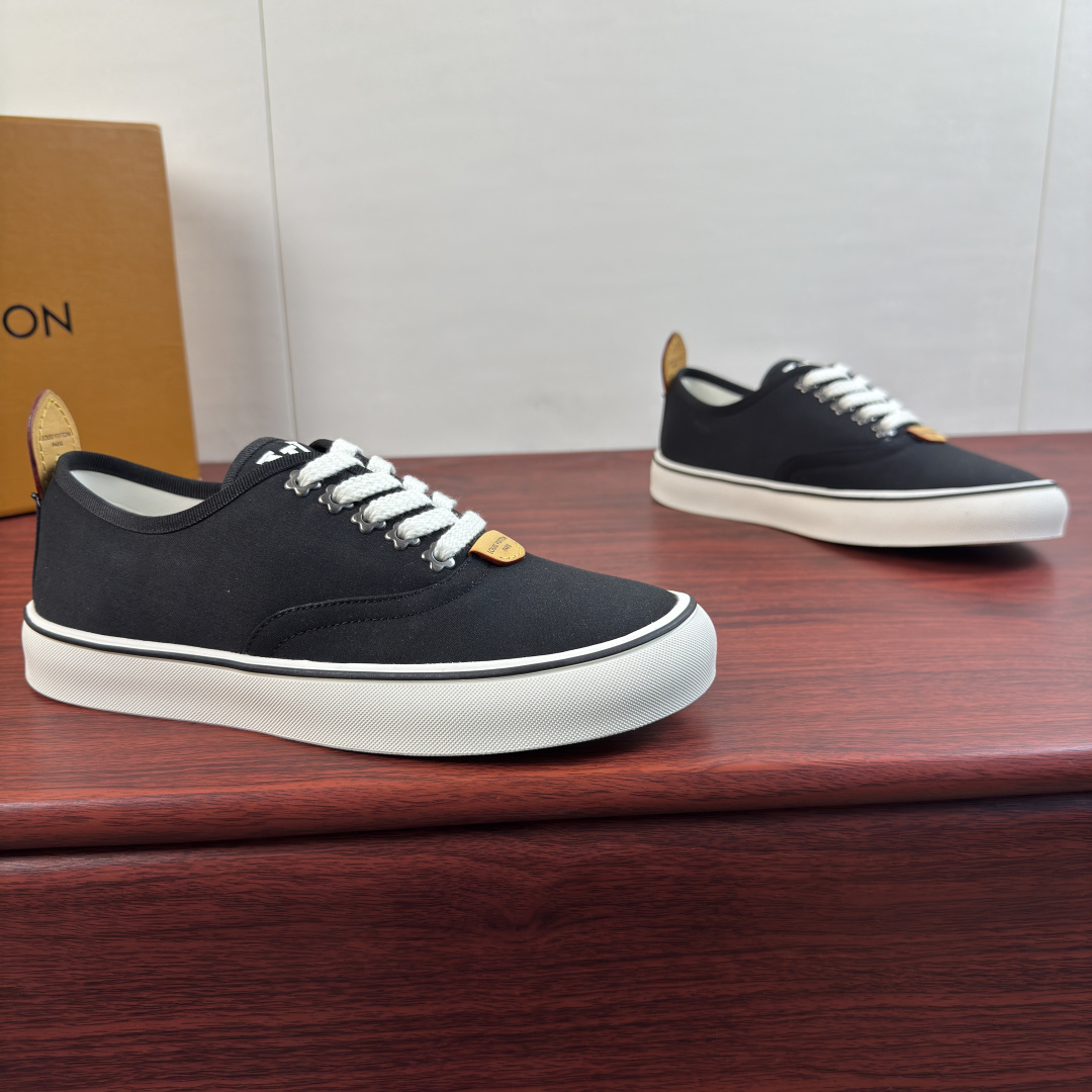 NO:956862,Batch Louis Vuitton LV LAGOON sneakers!  Inheriting LV's century-old brand heritage, these solid-color canvas shoes are a versatile ace for daily wear. The shoe body is made of solid-color canvas fabric, with a solid and wear-resistant texture. The single-color canvas is paired with original-color genuine leather, which is highly recognizable and low-key, showing a light and luxurious texture. The heel of the shoe is equipped with an original genuine leather pull loop, which is easy to put on and take off, and the details are exquisitely crafted. Thickened off-white rubber soles, contrasting edge strips  Decorated with moderate softness and hardness, cushioning and non-slip, there is no sense of weight-bearing even when commuting or shopping for a long time. The brand's thick-grained shoes are equipped with metal pattern lace holes to restore the original neat fit. Genuine leather tongue label + genuine leather letter logo label on the heel, 2 colors available, can be easily adapted to business casual, street style, or daily commuting. A complete set of original gift box and dust bag accessories are complete!  Size 39-40-41-42-43-44 leather shoe size (38.45.46 can be customized) Item No. 0318 Lace-up solid color black,,louis vuitton,louis vuitton,louis vuitton,sneakers19860909批 路易威登（Louis Vuitton） LV LAGOON运动鞋 ！ 承袭LV百年品牌底蕴,这款纯色帆布鞋是日常穿搭的百搭王牌.鞋身采用纯色帆布面料,肌理扎实耐磨,单色帆布搭配原色真皮,辨识度拉满,低调间尽显轻奢质感.鞋后跟搭配原厂真皮提环,穿脱便捷,细节做工精致考究.加厚米白色橡胶鞋底,撞色包边沿条装饰,软硬适中,缓震防滑,长时间通勤、逛街行走也无负重感.品牌粗纹鞋搭配金属花纹系带孔,还原原版利落版型.真皮鞋舌标牌+后跟真皮字母logo标识标牌,2色可选,无论是商务休闲、街头潮搭、日常通勤都能轻松适配.全套原装礼盒、防尘袋配件齐全！ 尺码39-40-41-42-43-44皮鞋尺码（可定制38.45.46） 货号0318系带纯色 黑色,,louis vuitton,louis vuitton,louis vuitton,sneakers,Men's shoes