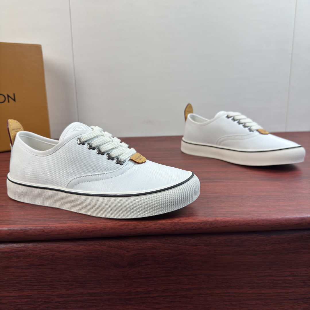 NO:956874,Batch Louis Vuitton LV LAGOON sneakers!  Inheriting LV's century-old brand heritage, these solid-color canvas shoes are a versatile ace for daily wear. The shoe body is made of solid-color canvas fabric, with a solid and wear-resistant texture. The single-color canvas is paired with original-color genuine leather, which is highly recognizable and low-key, showing a light and luxurious texture. The heel of the shoe is equipped with an original genuine leather pull loop, which is easy to put on and take off, and the details are exquisitely crafted. Thickened off-white rubber soles, contrasting edge strips  Decorated with moderate softness and hardness, cushioning and non-slip, there is no sense of weight-bearing even when commuting or shopping for a long time. The brand's thick-grained shoes are equipped with metal pattern lace holes to restore the original neat fit. Genuine leather tongue label + genuine leather letter logo label on the heel, 2 colors available, can be easily adapted to business casual, street style, or daily commuting. A complete set of original gift box and dust bag accessories are complete!  Size 39-40-41-42-43-44 Leather shoe size (38.45.46 can be customized) Item No. 0318 Lace-up solid color white,,louis vuitton,louis vuitton,louis vuitton,sneakers19860909批 路易威登（Louis Vuitton） LV LAGOON运动鞋 ！ 承袭LV百年品牌底蕴,这款纯色帆布鞋是日常穿搭的百搭王牌.鞋身采用纯色帆布面料,肌理扎实耐磨,单色帆布搭配原色真皮,辨识度拉满,低调间尽显轻奢质感.鞋后跟搭配原厂真皮提环,穿脱便捷,细节做工精致考究.加厚米白色橡胶鞋底,撞色包边沿条装饰,软硬适中,缓震防滑,长时间通勤、逛街行走也无负重感.品牌粗纹鞋搭配金属花纹系带孔,还原原版利落版型.真皮鞋舌标牌+后跟真皮字母logo标识标牌,2色可选,无论是商务休闲、街头潮搭、日常通勤都能轻松适配.全套原装礼盒、防尘袋配件齐全！ 尺码39-40-41-42-43-44皮鞋尺码（可定制38.45.46） 货号0318系带纯色 白色,,louis vuitton,louis vuitton,louis vuitton,sneakers,Men's shoes