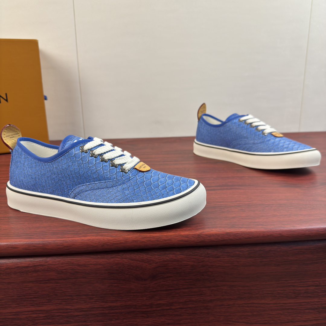NO:956883,Batch Louis Vuitton LV LAGOON sneakers!  Inheriting LV's century-old brand heritage, these special pattern canvas shoes are a versatile ace for daily wear. The shoe body is made of crocodile pattern/python pattern canvas fabric, which has a solid and wear-resistant texture. The single-color canvas is paired with primary-color genuine leather, making it highly recognizable and low-key, showing a light and luxurious texture. The heel of the shoe is equipped with an original genuine leather pull loop, which is easy to put on and take off, and the details are exquisitely crafted. Thickened off-white rubber sole with contrasting colors.  The edge of the bag is decorated with moderate softness and hardness, cushioning and non-slip, and there is no sense of weight even when commuting or shopping for a long time. The brand's coarse-grained shoes are equipped with metal pattern lace holes to restore the original neat fit. The genuine leather tongue label + the genuine leather letter logo label on the heel are available in multiple colors. They can be easily adapted to whether it is business casual, street style or daily commuting. A complete set of original gift box and dust bag accessories are complete!  Size 39-40-41-42-43-44 leather shoe size (can be customized to 38.45.46) Item No. 0318 Special lace pattern sky blue, louis vuitton, louis vuitton, louis vuitton, sneakers19860909批 路易威登（Louis Vuitton） LV LAGOON运动鞋 ！ 承袭LV百年品牌底蕴,这款特殊纹路帆布鞋是日常穿搭的百搭王牌.鞋身采用鳄鱼纹纹路/蟒蛇纹纹路帆布面料,肌理扎实耐磨,单色帆布搭配原色真皮,辨识度拉满,低调间尽显轻奢质感.鞋后跟搭配原厂真皮提环,穿脱便捷,细节做工精致考究.加厚米白色橡胶鞋底,撞色包边沿条装饰,软硬适中,缓震防滑,长时间通勤、逛街行走也无负重感.品牌粗纹鞋搭配金属花纹系带孔,还原原版利落版型.真皮鞋舌标牌+后跟真皮字母logo标识标牌,多色可选,无论是商务休闲、街头潮搭、日常通勤都能轻松适配.全套原装礼盒、防尘袋配件齐全！ 尺码39-40-41-42-43-44皮鞋尺码（可定制38.45.46） 货号0318系带特殊纹 天蓝,,louis vuitton,louis vuitton,louis vuitton,sneakers,Men's shoes
