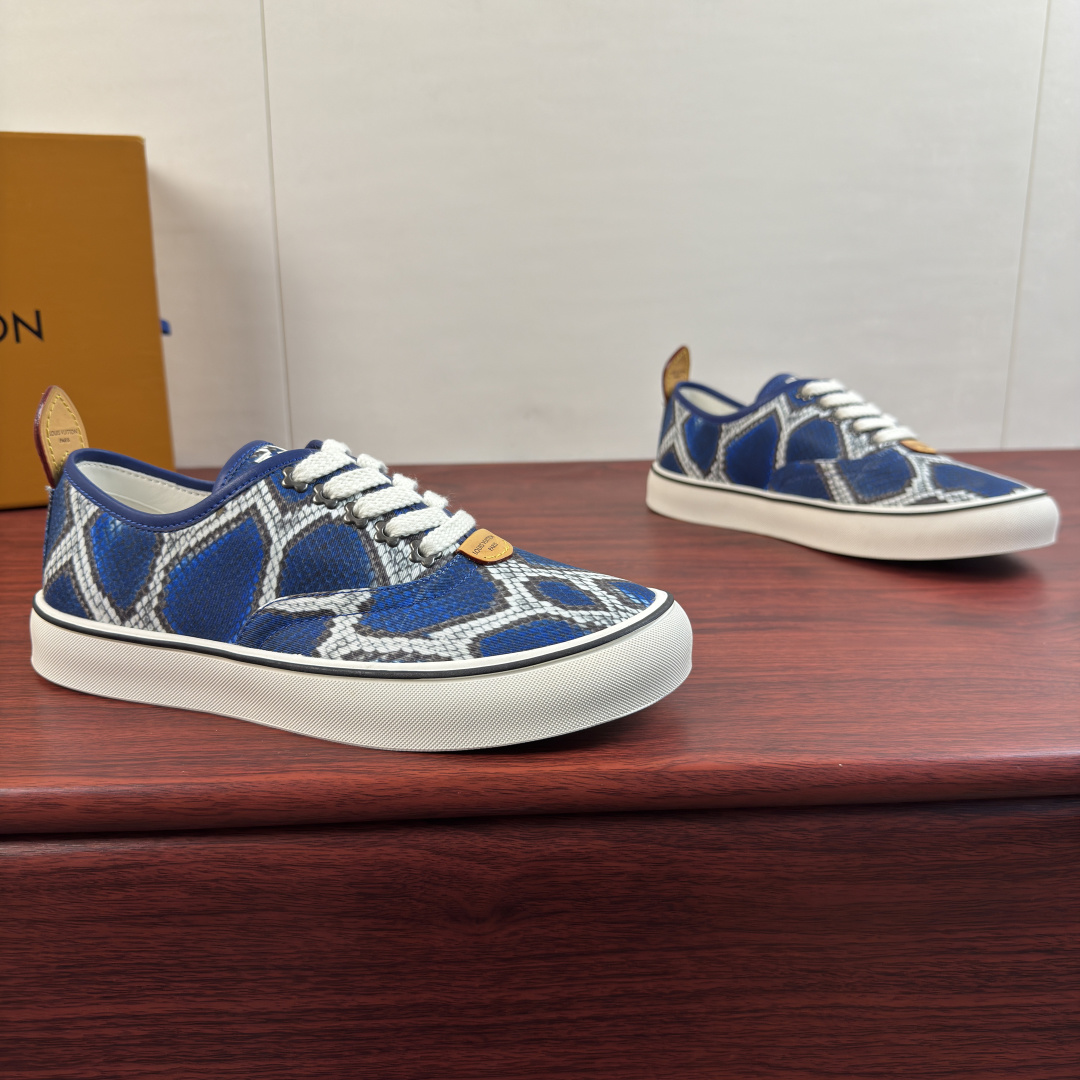 NO:956894,Batch Louis Vuitton LV LAGOON sneakers!  Inheriting LV's century-old brand heritage, these special pattern canvas shoes are a versatile ace for daily wear. The shoe body is made of crocodile pattern/python pattern canvas fabric, which has a solid and wear-resistant texture. The single-color canvas is paired with primary-color genuine leather, making it highly recognizable and low-key, showing a light and luxurious texture. The heel of the shoe is equipped with an original genuine leather pull loop, which is easy to put on and take off, and the details are exquisitely crafted. Thickened off-white rubber sole with contrasting colors.  The edge of the bag is decorated with moderate softness and hardness, cushioning and non-slip, and there is no sense of weight even when commuting or shopping for a long time. The brand's coarse-grained shoes are equipped with metal pattern lace holes to restore the original neat fit. The genuine leather tongue label + the genuine leather letter logo label on the heel are available in multiple colors. They can be easily adapted to whether it is business casual, street style or daily commuting. A complete set of original gift box and dust bag accessories are complete!  Size 39-40-41-42-43-44 leather shoe size (38.45.46 can be customized) Item No. 0318 Special lace pattern white and blue,,louis vuitton,louis vuitton,louis vuitton,sneakers19860909批 路易威登（Louis Vuitton） LV LAGOON运动鞋 ！ 承袭LV百年品牌底蕴,这款特殊纹路帆布鞋是日常穿搭的百搭王牌.鞋身采用鳄鱼纹纹路/蟒蛇纹纹路帆布面料,肌理扎实耐磨,单色帆布搭配原色真皮,辨识度拉满,低调间尽显轻奢质感.鞋后跟搭配原厂真皮提环,穿脱便捷,细节做工精致考究.加厚米白色橡胶鞋底,撞色包边沿条装饰,软硬适中,缓震防滑,长时间通勤、逛街行走也无负重感.品牌粗纹鞋搭配金属花纹系带孔,还原原版利落版型.真皮鞋舌标牌+后跟真皮字母logo标识标牌,多色可选,无论是商务休闲、街头潮搭、日常通勤都能轻松适配.全套原装礼盒、防尘袋配件齐全！ 尺码39-40-41-42-43-44皮鞋尺码（可定制38.45.46） 货号0318系带特殊纹 白蓝,,louis vuitton,louis vuitton,louis vuitton,sneakers,Men's shoes