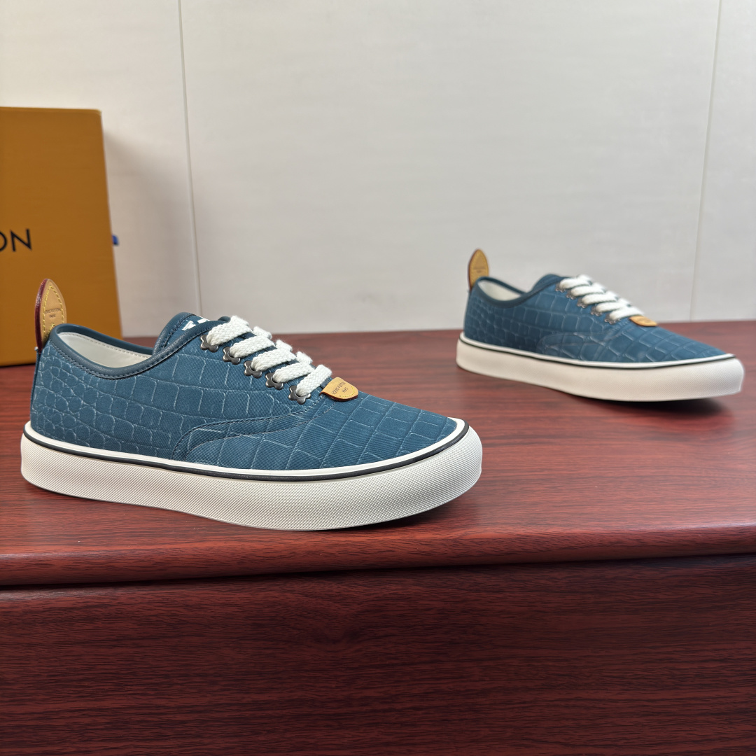 NO:956903,Batch Louis Vuitton LV LAGOON sneakers!  Inheriting LV's century-old brand heritage, these special pattern canvas shoes are a versatile ace for daily wear. The shoe body is made of crocodile pattern/python pattern canvas fabric, which has a solid and wear-resistant texture. The single-color canvas is paired with primary-color genuine leather, making it highly recognizable and low-key, showing a light and luxurious texture. The heel of the shoe is equipped with an original genuine leather pull loop, which is easy to put on and take off, and the details are exquisitely crafted. Thickened off-white rubber sole with contrasting colors.  The edge of the bag is decorated with moderate softness and hardness, cushioning and non-slip, and there is no sense of weight even when commuting or shopping for a long time. The brand's coarse-grained shoes are equipped with metal pattern lace holes to restore the original neat fit. The genuine leather tongue label + the genuine leather letter logo label on the heel are available in multiple colors. They can be easily adapted to whether it is business casual, street style or daily commuting. A complete set of original gift box and dust bag accessories are complete!  Size 39-40-41-42-43-44 leather shoe size (can be customized to 38.45.46) Item No. 0318 Special lace pattern dark green, louis vuitton, louis vuitton, louis vuitton, sneakers19860909批 路易威登（Louis Vuitton） LV LAGOON运动鞋 ！ 承袭LV百年品牌底蕴,这款特殊纹路帆布鞋是日常穿搭的百搭王牌.鞋身采用鳄鱼纹纹路/蟒蛇纹纹路帆布面料,肌理扎实耐磨,单色帆布搭配原色真皮,辨识度拉满,低调间尽显轻奢质感.鞋后跟搭配原厂真皮提环,穿脱便捷,细节做工精致考究.加厚米白色橡胶鞋底,撞色包边沿条装饰,软硬适中,缓震防滑,长时间通勤、逛街行走也无负重感.品牌粗纹鞋搭配金属花纹系带孔,还原原版利落版型.真皮鞋舌标牌+后跟真皮字母logo标识标牌,多色可选,无论是商务休闲、街头潮搭、日常通勤都能轻松适配.全套原装礼盒、防尘袋配件齐全！ 尺码39-40-41-42-43-44皮鞋尺码（可定制38.45.46） 货号0318系带特殊纹 深绿,,louis vuitton,louis vuitton,louis vuitton,sneakers,Men's shoes