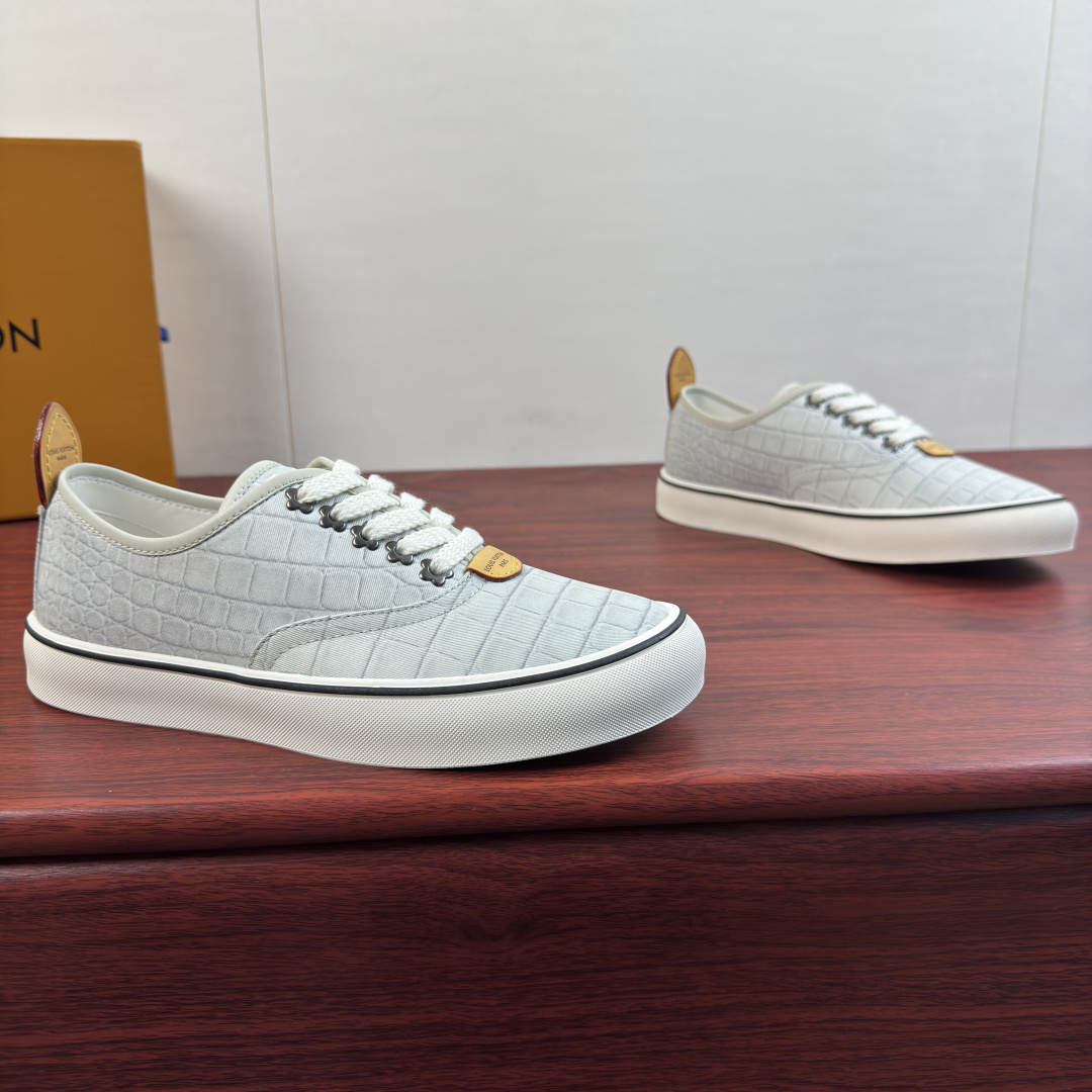 NO:956914,Batch Louis Vuitton LV LAGOON sneakers!  Inheriting LV's century-old brand heritage, these special pattern canvas shoes are a versatile ace for daily wear. The shoe body is made of crocodile pattern/python pattern canvas fabric, which has a solid and wear-resistant texture. The single-color canvas is paired with primary-color genuine leather, making it highly recognizable and low-key, showing a light and luxurious texture. The heel of the shoe is equipped with an original genuine leather pull loop, which is easy to put on and take off, and the details are exquisitely crafted. Thickened off-white rubber sole with contrasting colors.  The edge of the bag is decorated with moderate softness and hardness, cushioning and non-slip, and there is no sense of weight even when commuting or shopping for a long time. The brand's coarse-grained shoes are equipped with metal pattern lace holes to restore the original neat fit. The genuine leather tongue label + the genuine leather letter logo label on the heel are available in multiple colors. They can be easily adapted to whether it is business casual, street style or daily commuting. A complete set of original gift box and dust bag accessories are complete!  Size 39-40-41-42-43-44 leather shoe size (38.45.46 can be customized) Item No. 0318 Special lace pattern white gray,,louis vuitton,louis vuitton,louis vuitton,sneakers19860909批 路易威登（Louis Vuitton） LV LAGOON运动鞋 ！ 承袭LV百年品牌底蕴,这款特殊纹路帆布鞋是日常穿搭的百搭王牌.鞋身采用鳄鱼纹纹路/蟒蛇纹纹路帆布面料,肌理扎实耐磨,单色帆布搭配原色真皮,辨识度拉满,低调间尽显轻奢质感.鞋后跟搭配原厂真皮提环,穿脱便捷,细节做工精致考究.加厚米白色橡胶鞋底,撞色包边沿条装饰,软硬适中,缓震防滑,长时间通勤、逛街行走也无负重感.品牌粗纹鞋搭配金属花纹系带孔,还原原版利落版型.真皮鞋舌标牌+后跟真皮字母logo标识标牌,多色可选,无论是商务休闲、街头潮搭、日常通勤都能轻松适配.全套原装礼盒、防尘袋配件齐全！ 尺码39-40-41-42-43-44皮鞋尺码（可定制38.45.46） 货号0318系带特殊纹 白灰,,louis vuitton,louis vuitton,louis vuitton,sneakers,Men's shoes